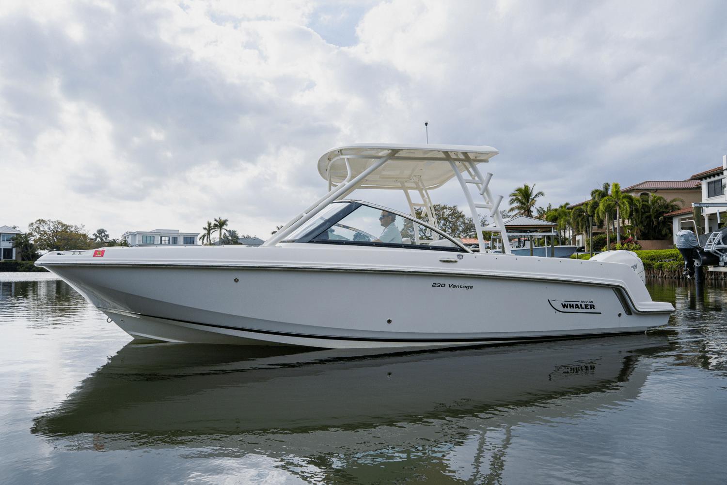 2018-boston-whaler-230-vantage-power-9687130-974429617-0-270220250938-15