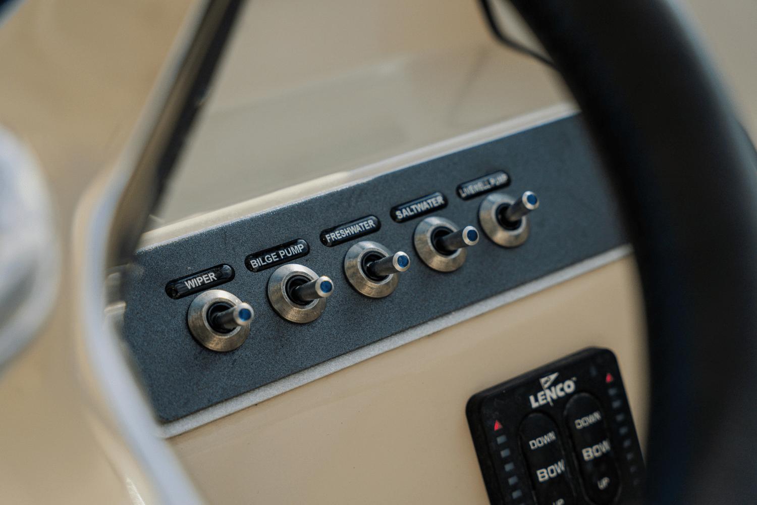 2018-boston-whaler-230-vantage-power-9687130-974429621-0-270220250938-53