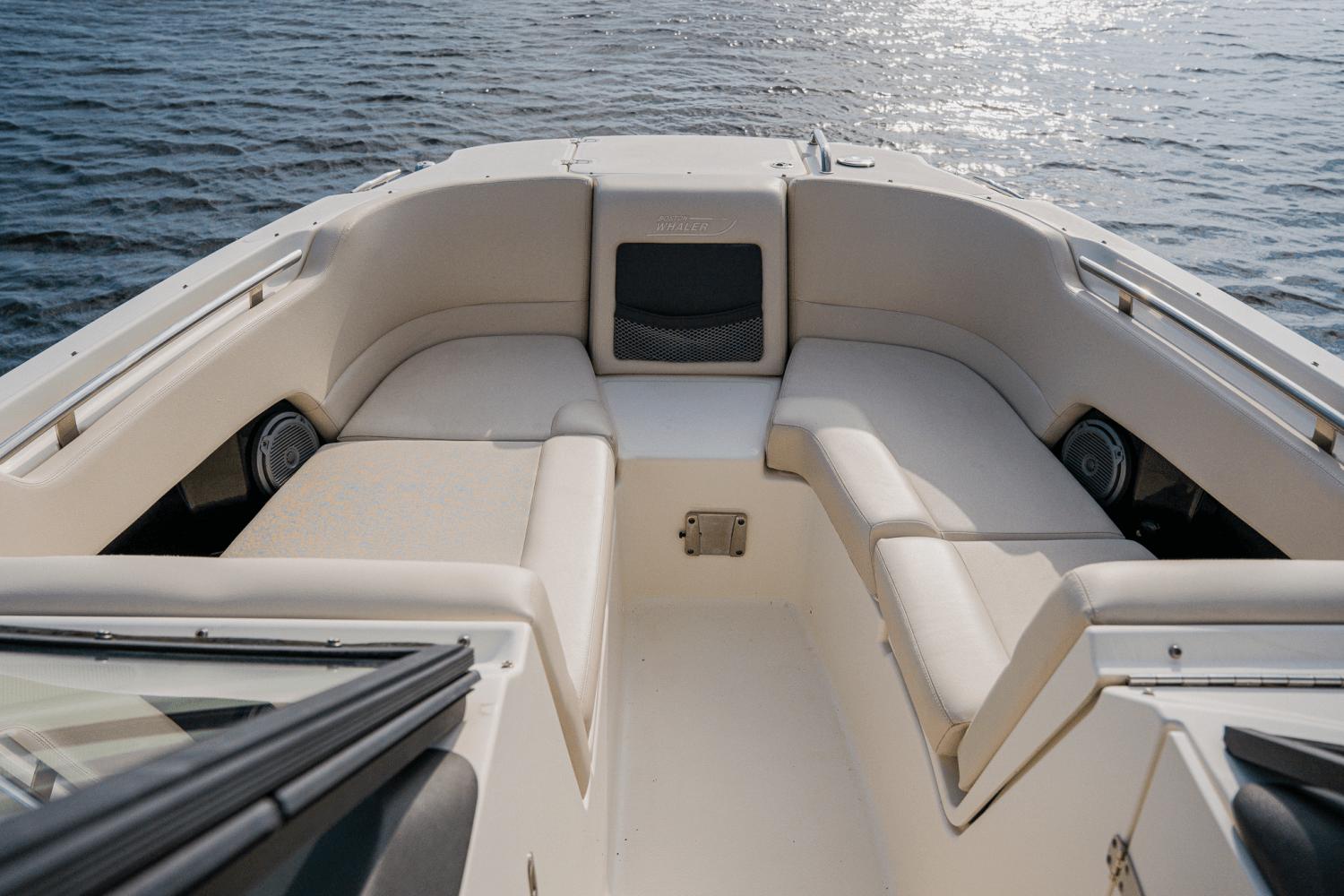 2018-boston-whaler-230-vantage-power-9687130-974429622-0-270220250938-38