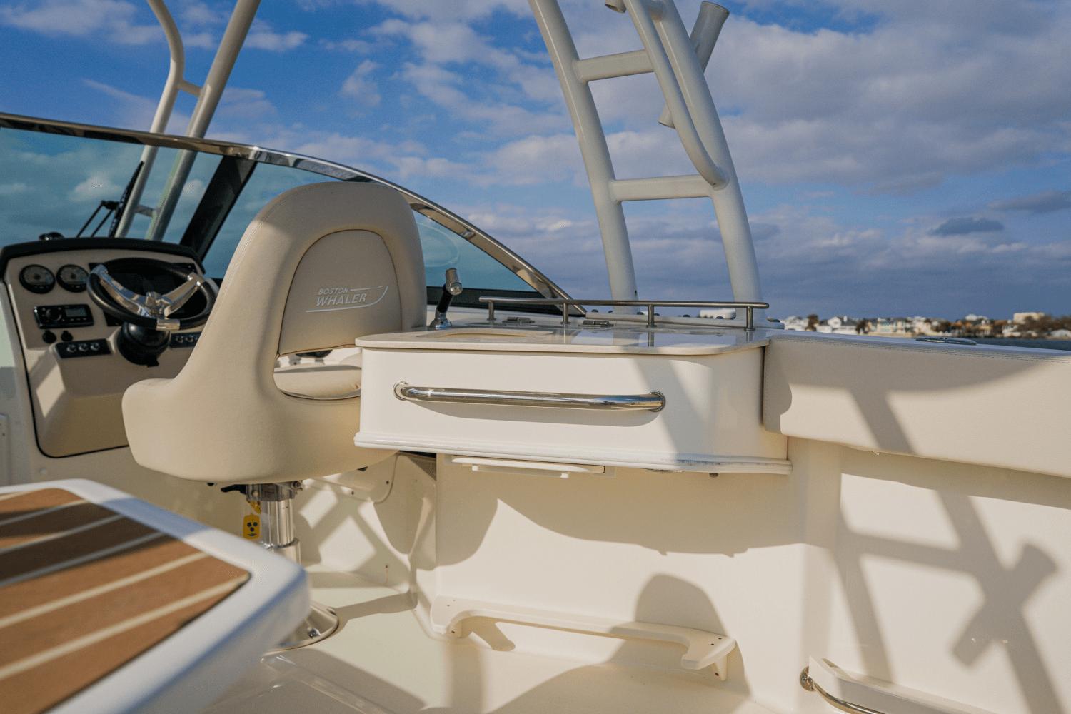 2018-boston-whaler-230-vantage-power-9687130-974429629-0-270220250938-4