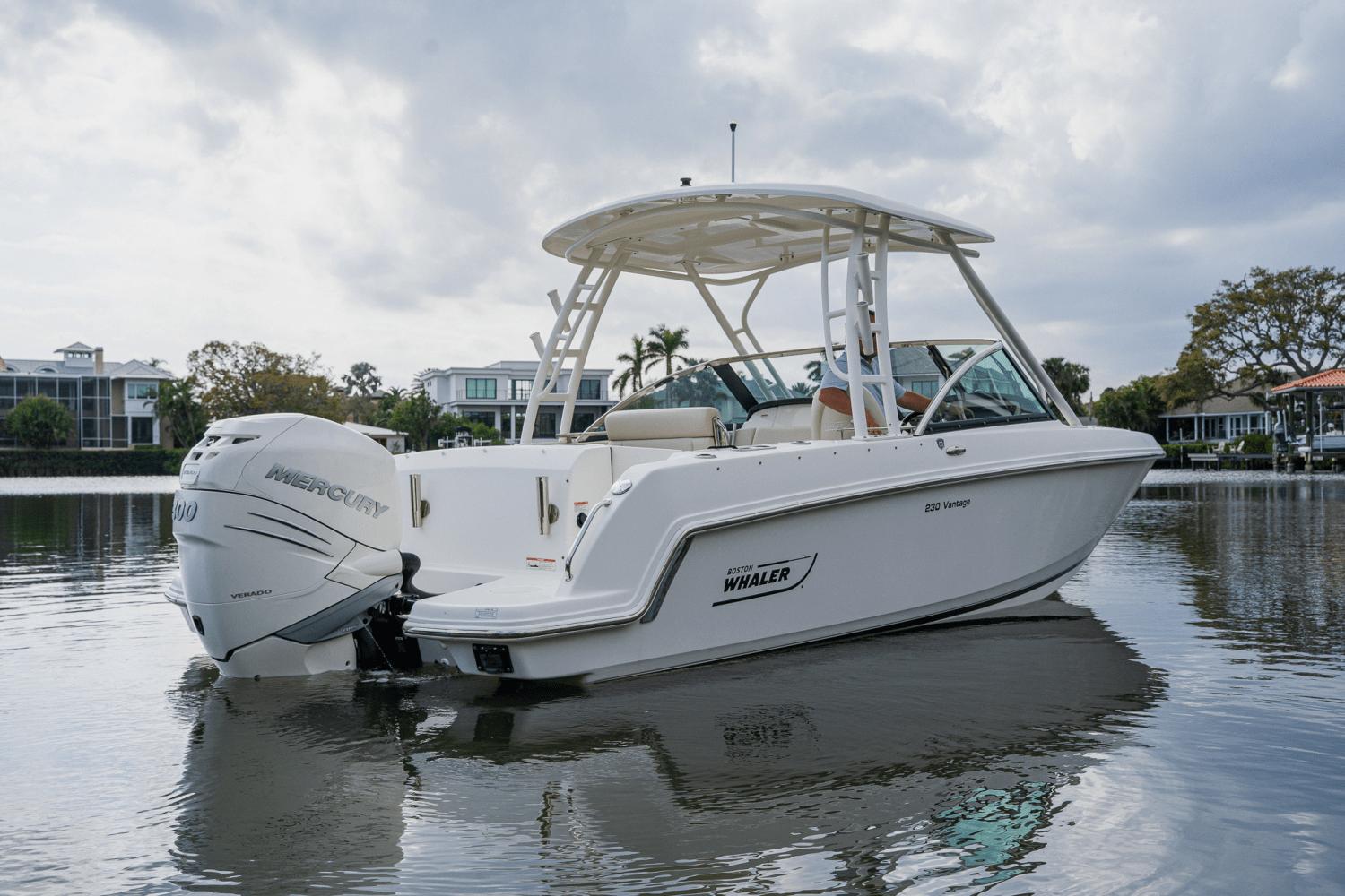 2018-boston-whaler-230-vantage-power-9687130-974429632-0-270220250938-24