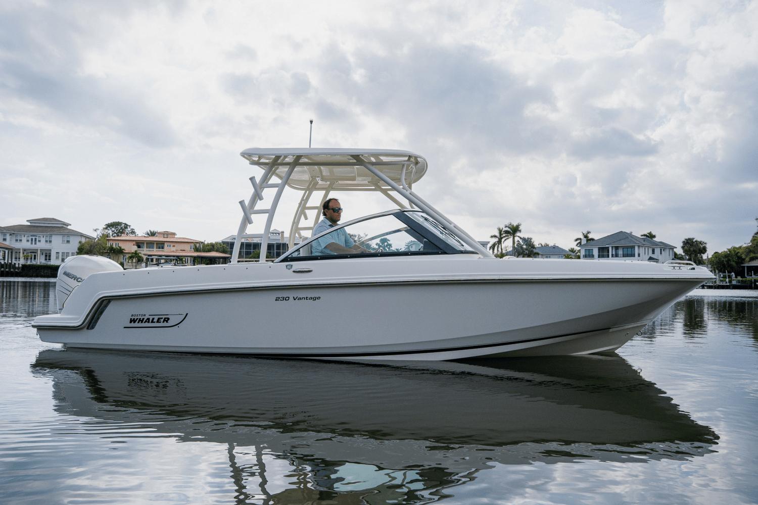 2018-boston-whaler-230-vantage-power-9687130-974429633-0-270220250938-26