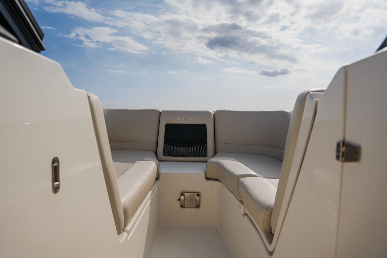 2018-boston-whaler-230-vantage-power-9687130-974429634-0-270220250938-39