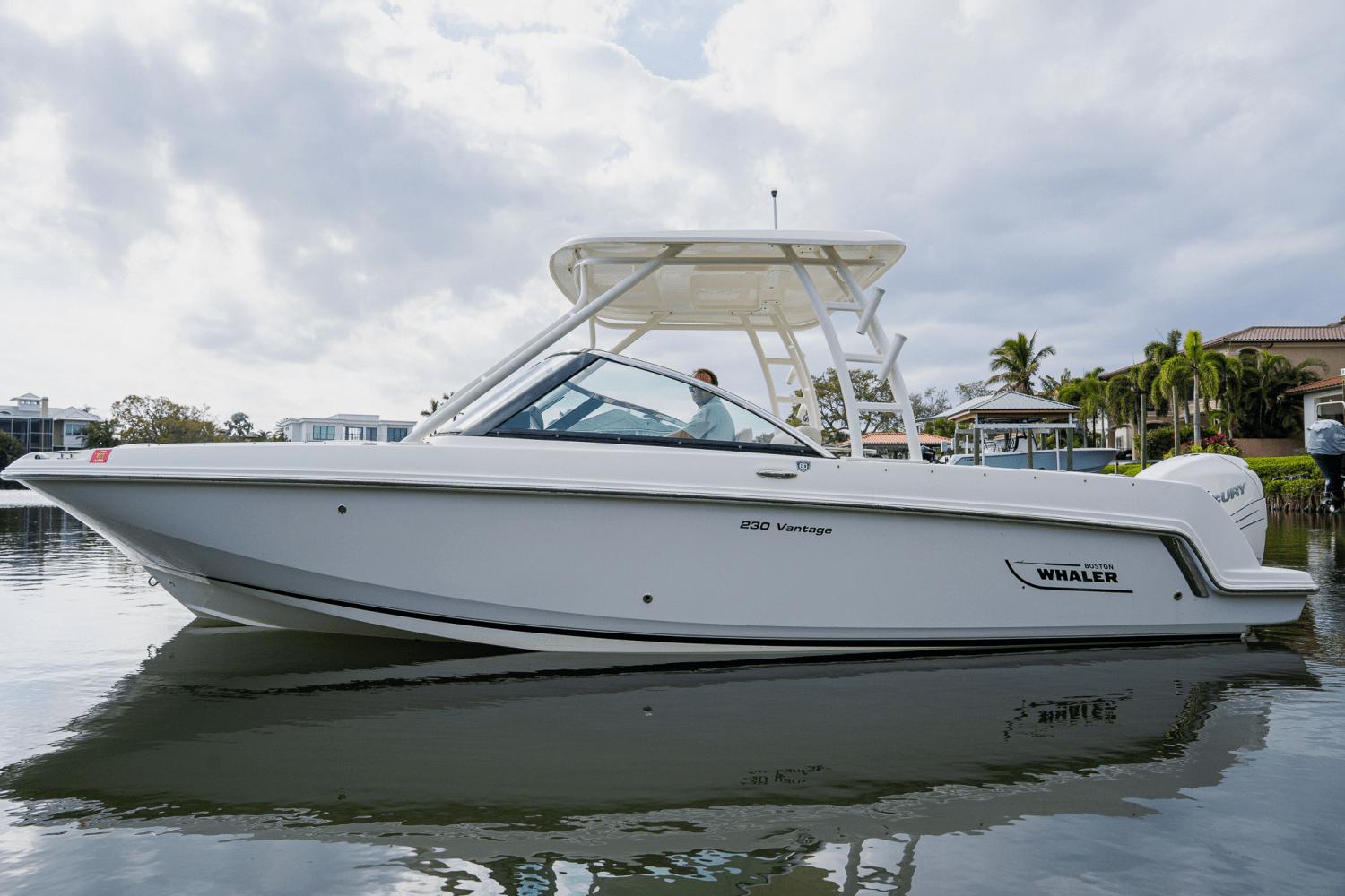 2018-boston-whaler-230-vantage-power-9687130-974429637-0-270220250938-16