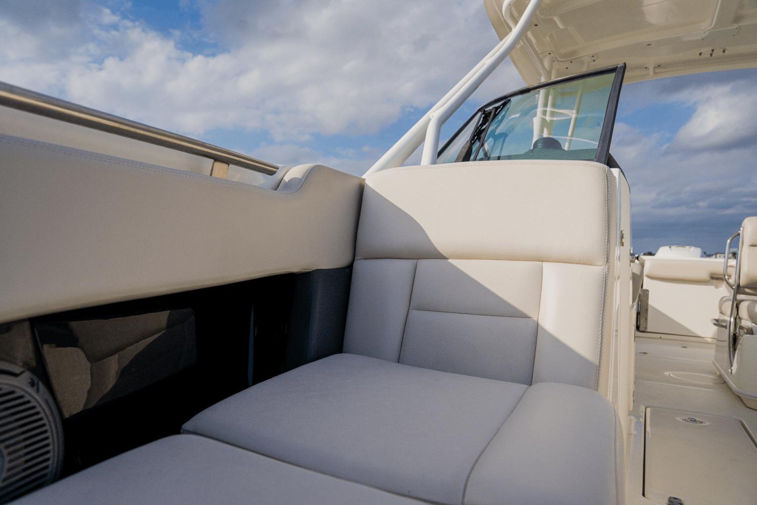 2018-boston-whaler-230-vantage-power-9687130-974429638-0-270220250938-44