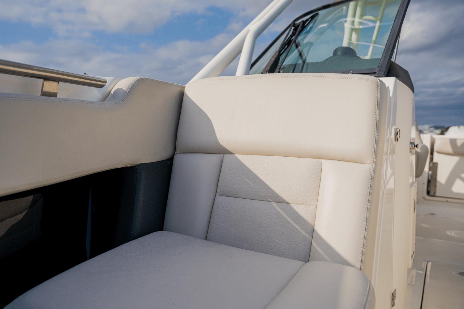 2018-boston-whaler-230-vantage-power-9687130-974429639-0-270220250938-43