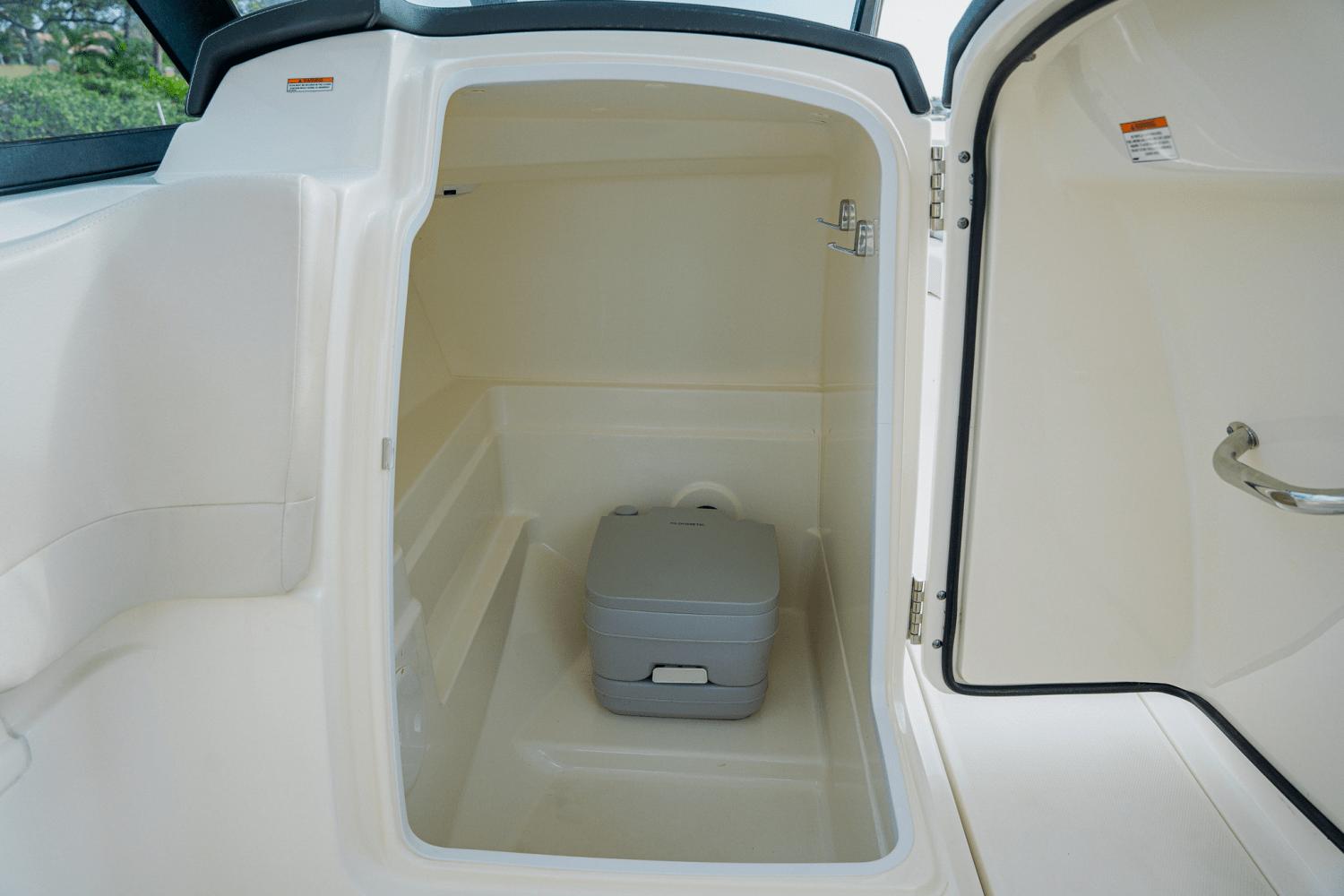 2018-boston-whaler-230-vantage-power-9687130-974429640-0-270220250938-32