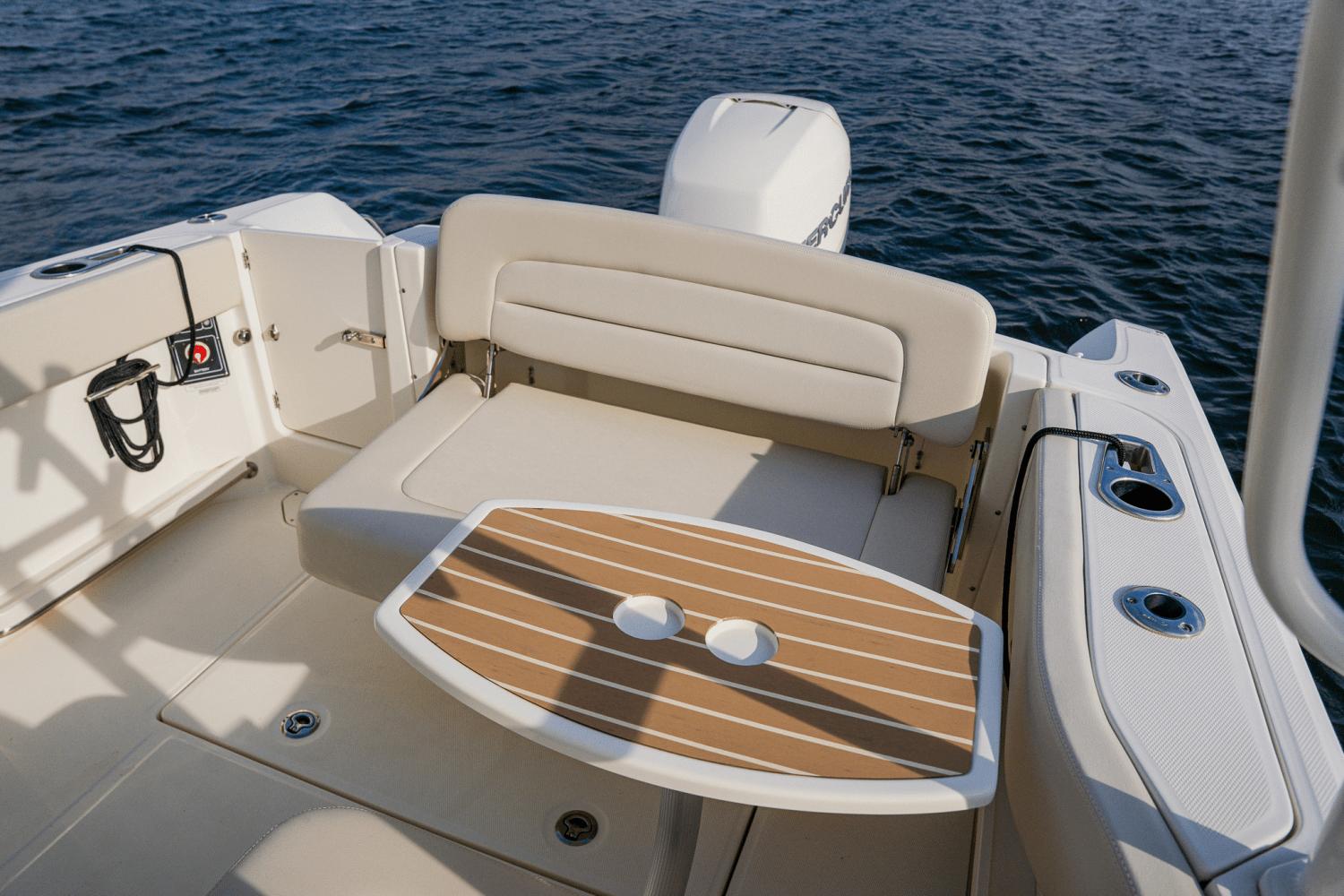 2018-boston-whaler-230-vantage-power-9687130-974429642-0-270220250938-8