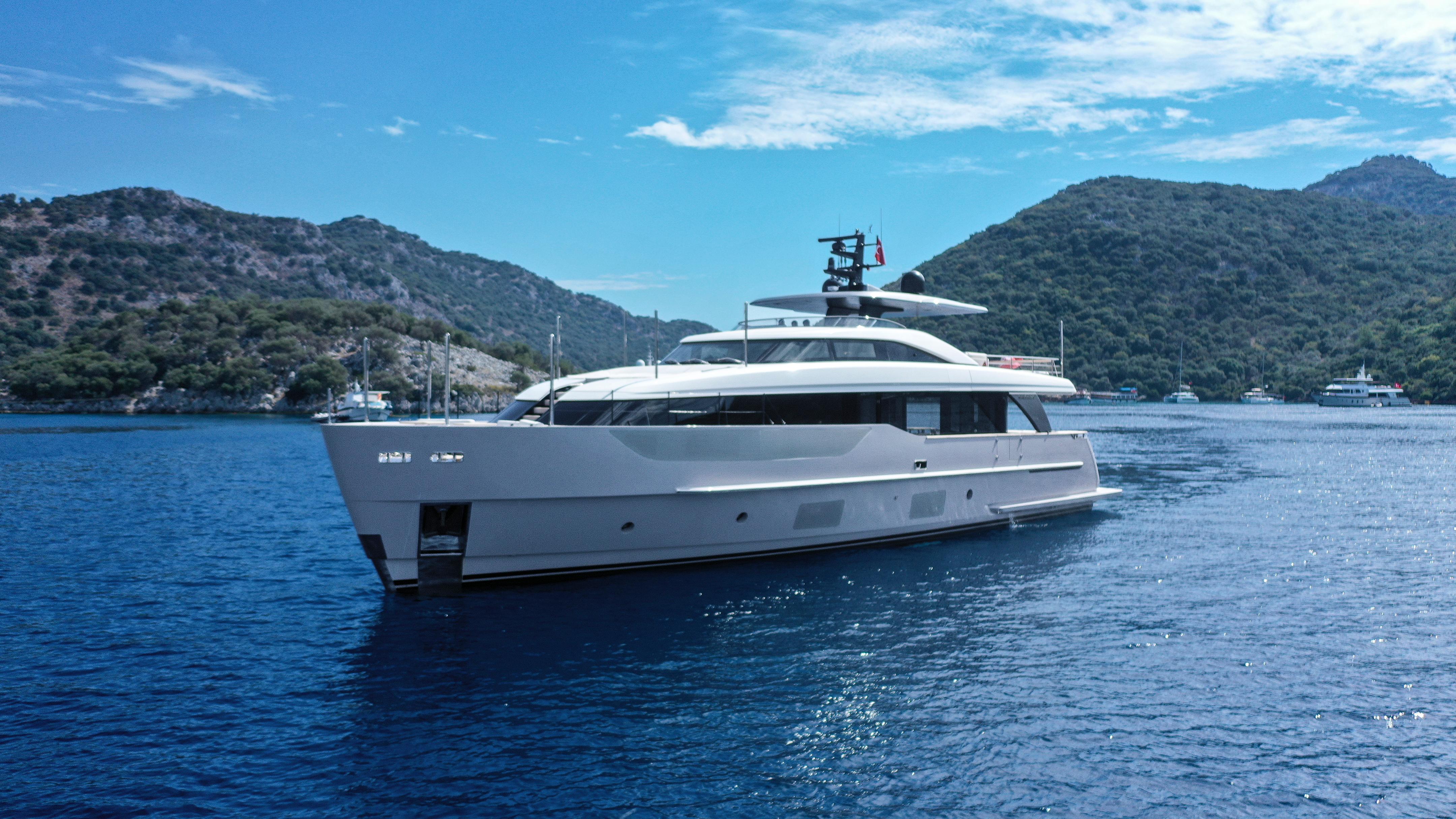 La Brezza Yacht Photos Pics 