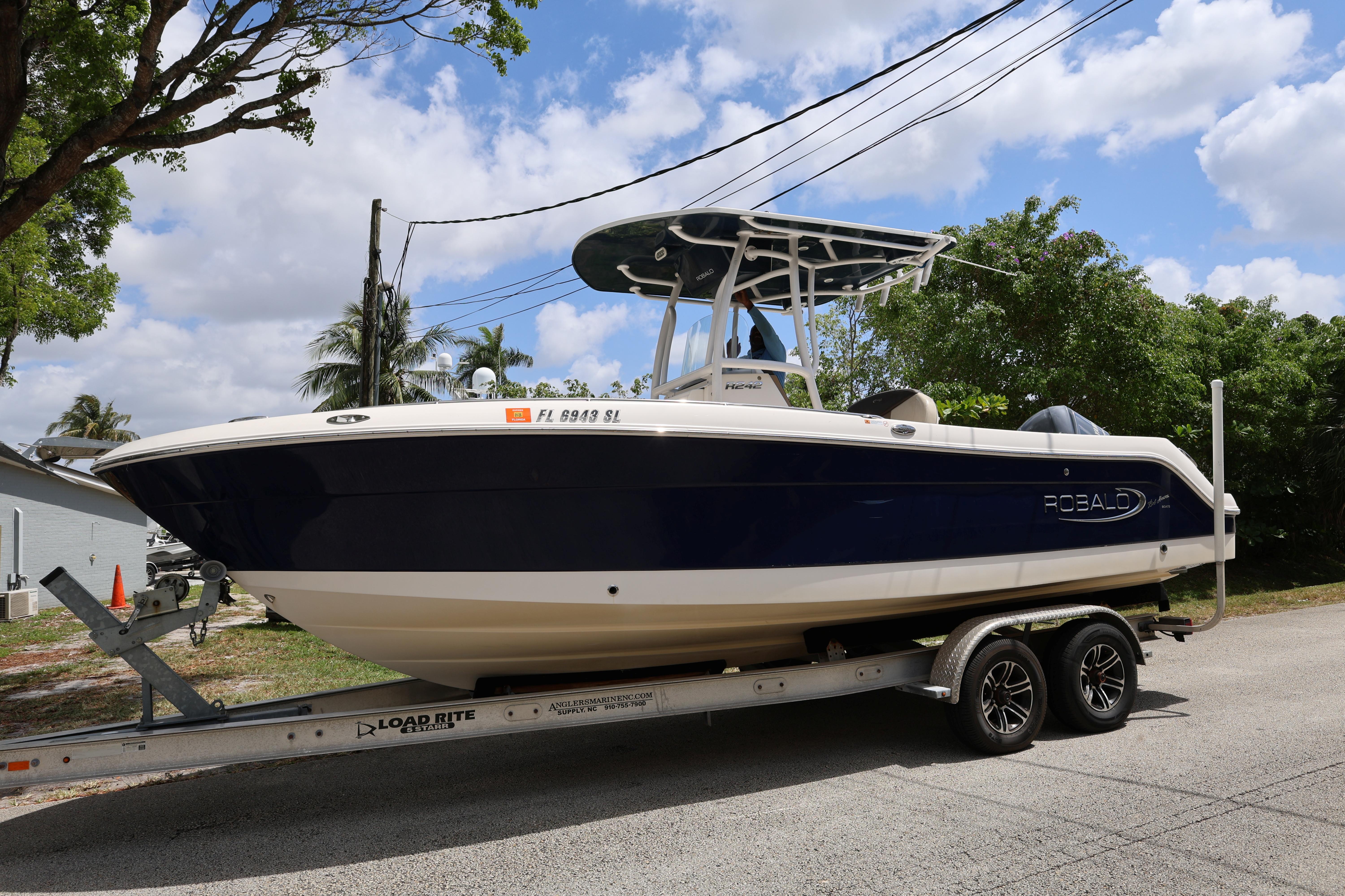 2019-robalo-r242-explorer-power-9777104-20250527092143869-1_XLARGE