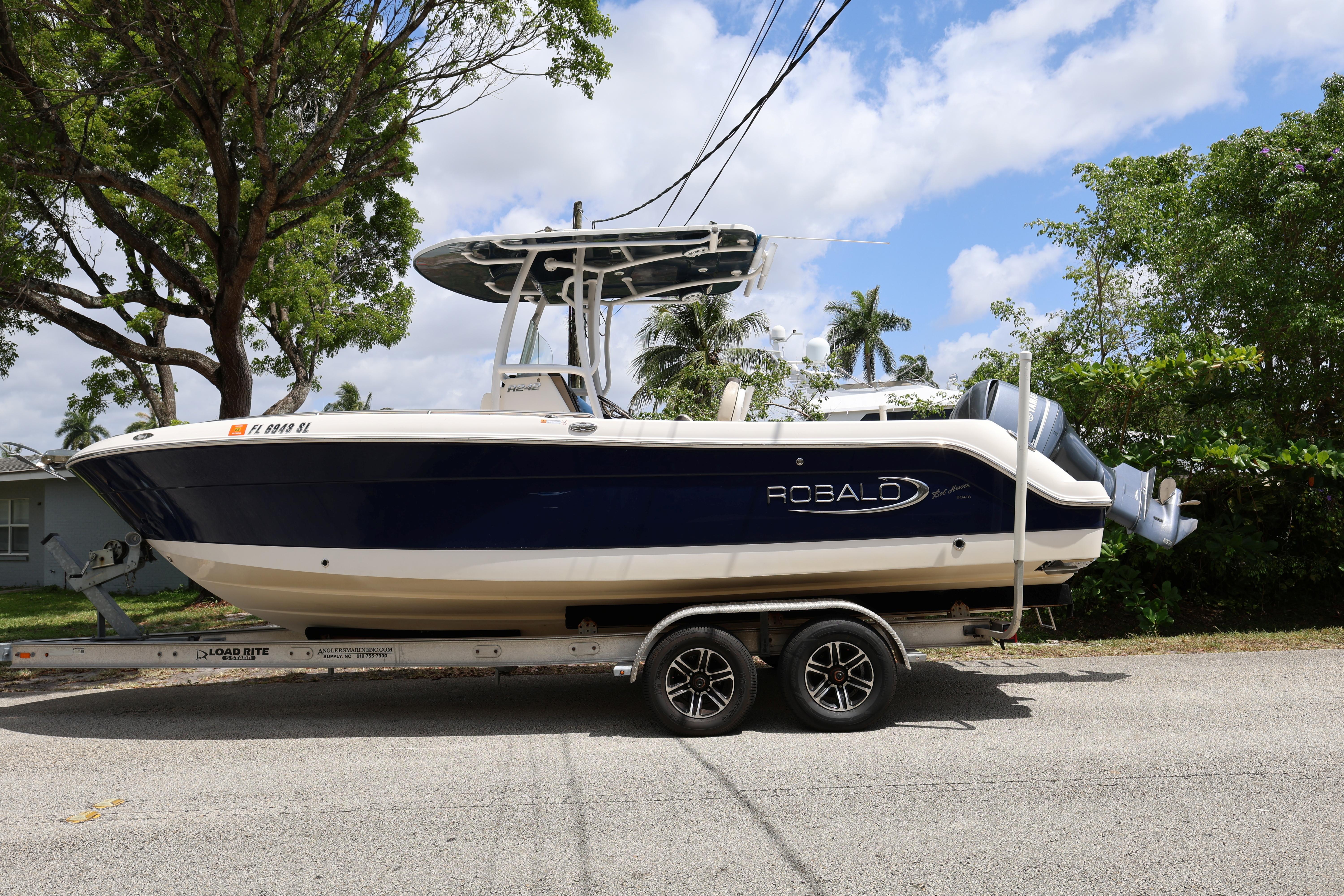 2019-robalo-r242-explorer-power-9777104-20250527092151351-1_XLARGE