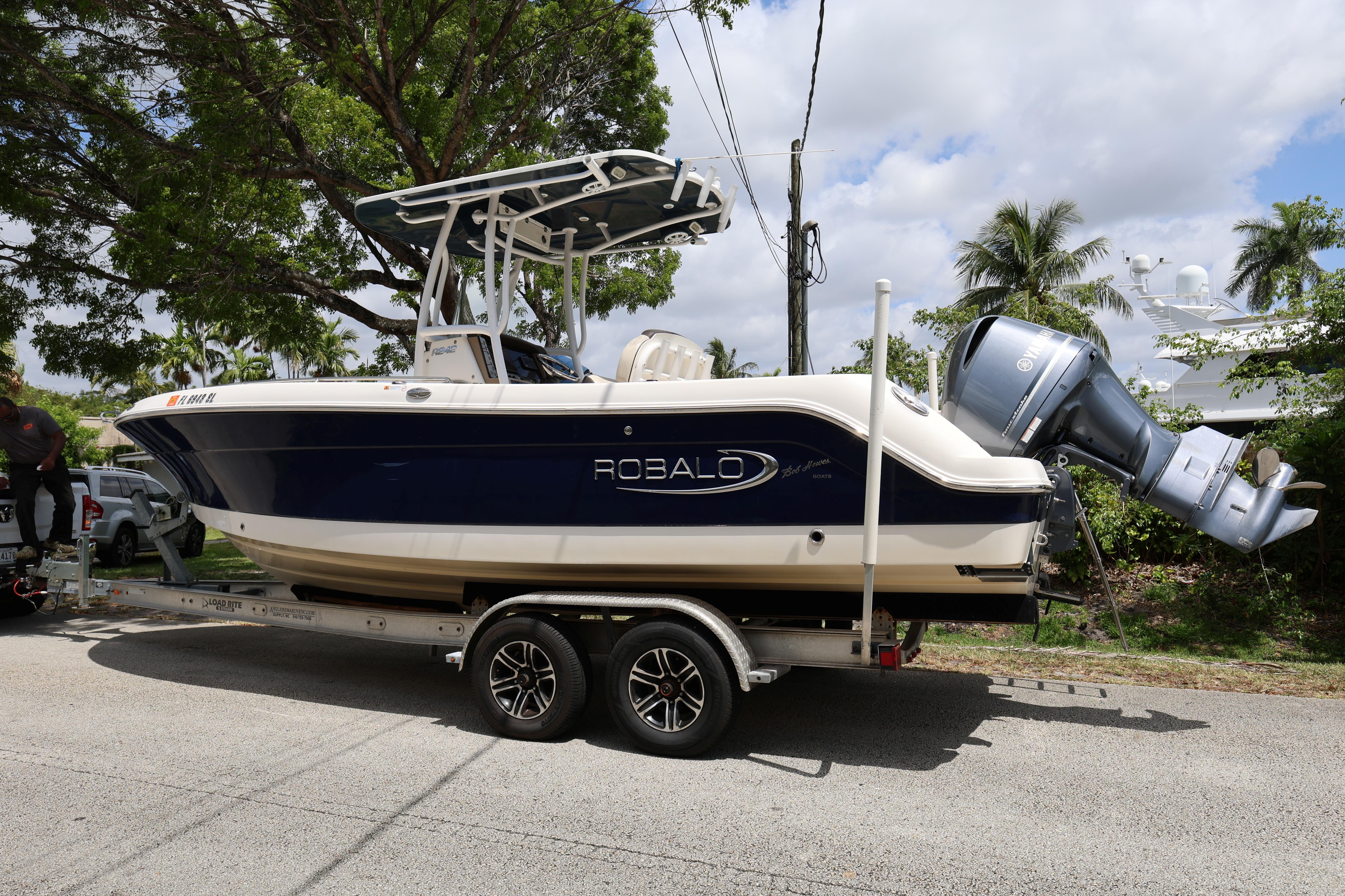 2019-robalo-r242-explorer-power-9777104-20250527092159452-1_XLARGE