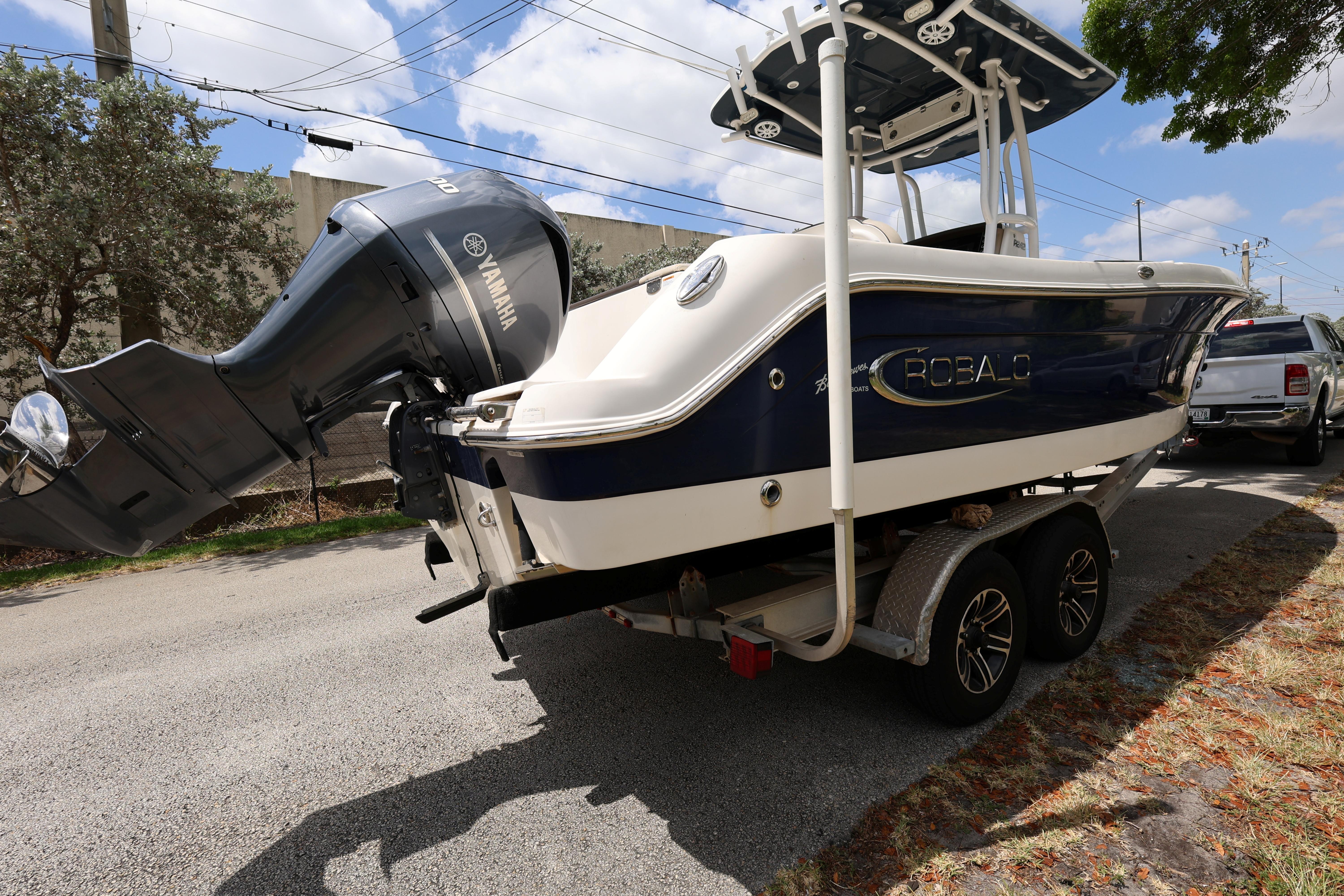 2019-robalo-r242-explorer-power-9777104-20250527092216003-1_XLARGE