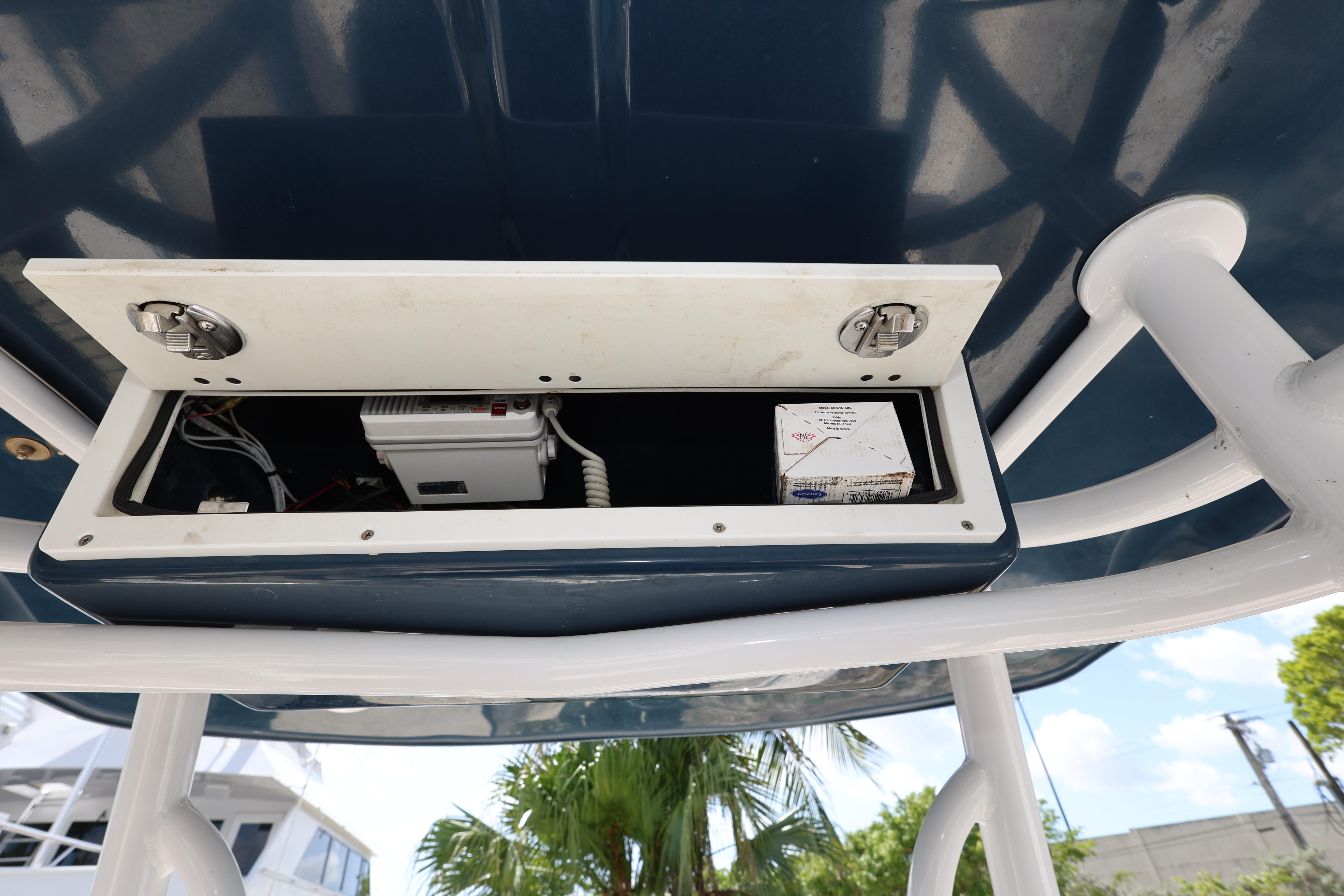 2019-robalo-r242-explorer-power-9777104-20250527092524139-1_XLARGE