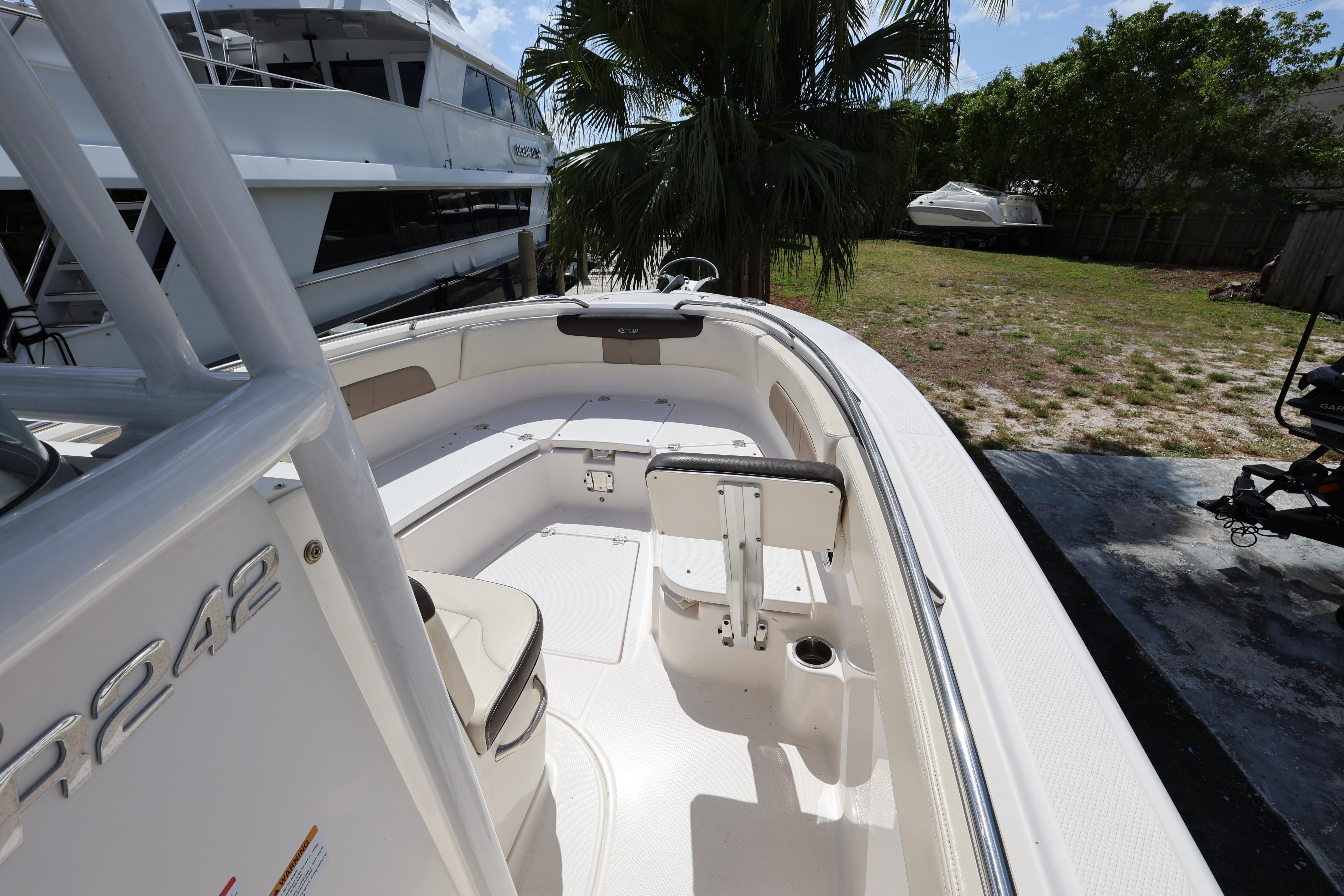 2019-robalo-r242-explorer-power-9777104-20250527092530984-1_XLARGE