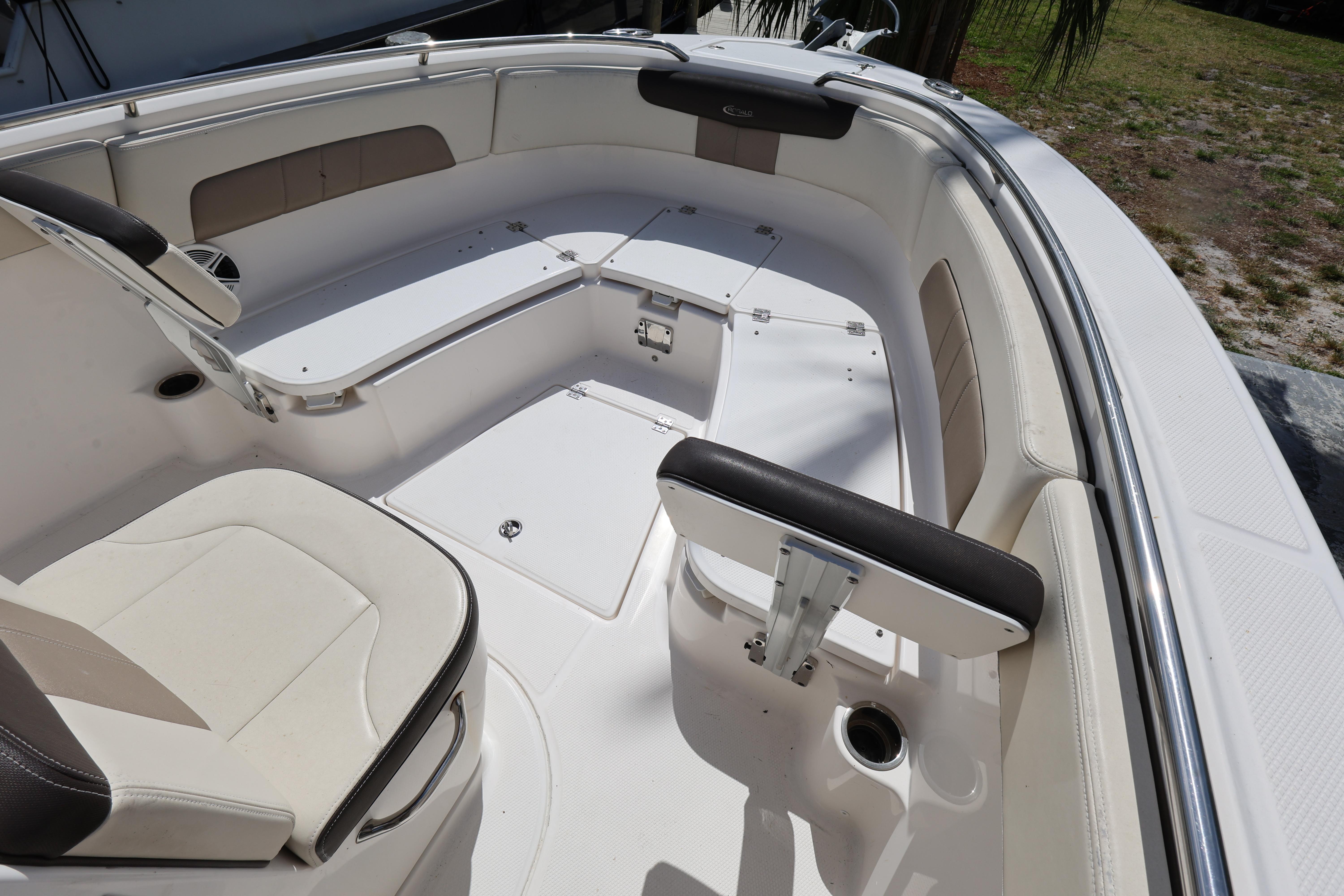 2019-robalo-r242-explorer-power-9777104-20250527092537856-1_XLARGE