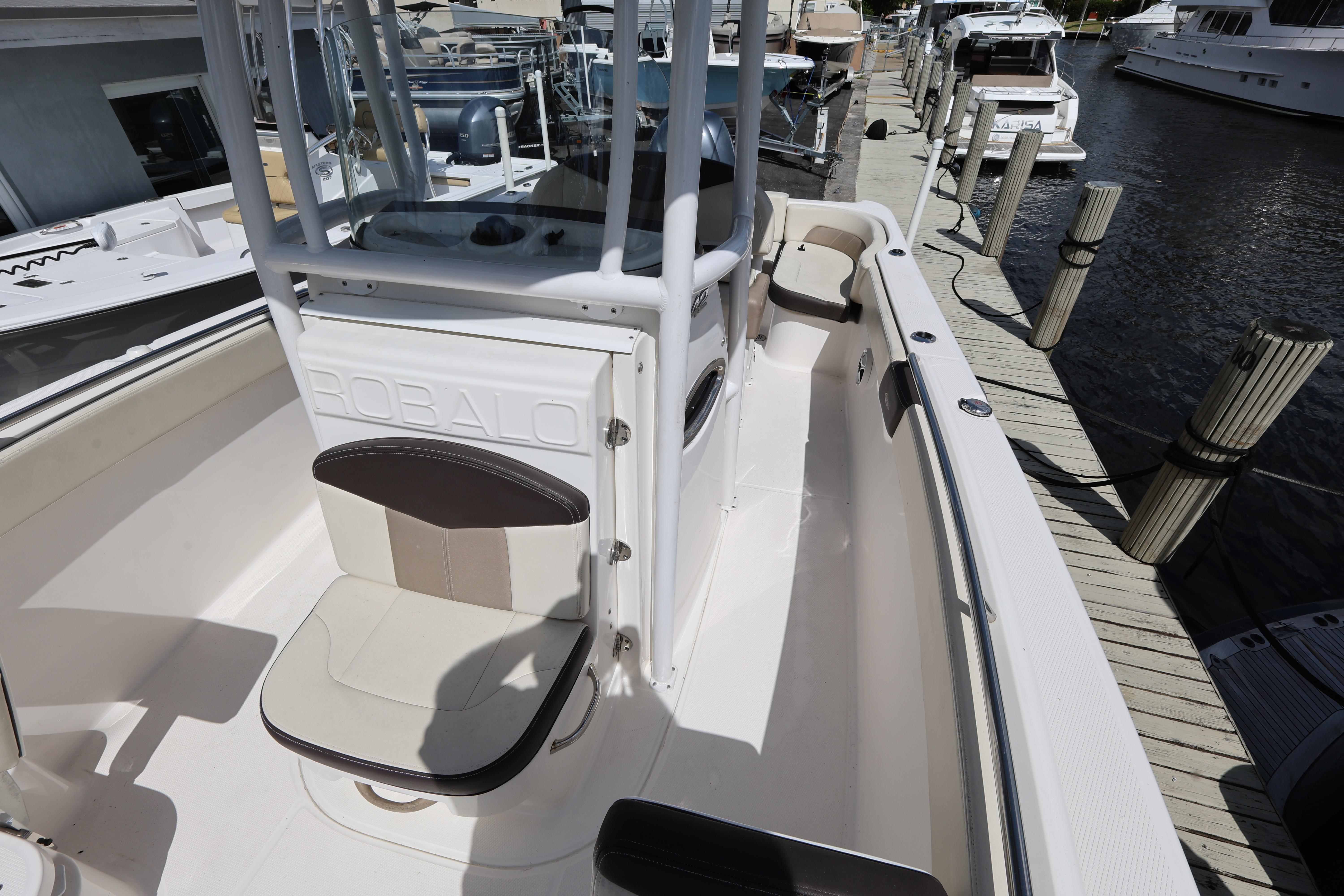 2019-robalo-r242-explorer-power-9777104-20250527092557068-1_XLARGE