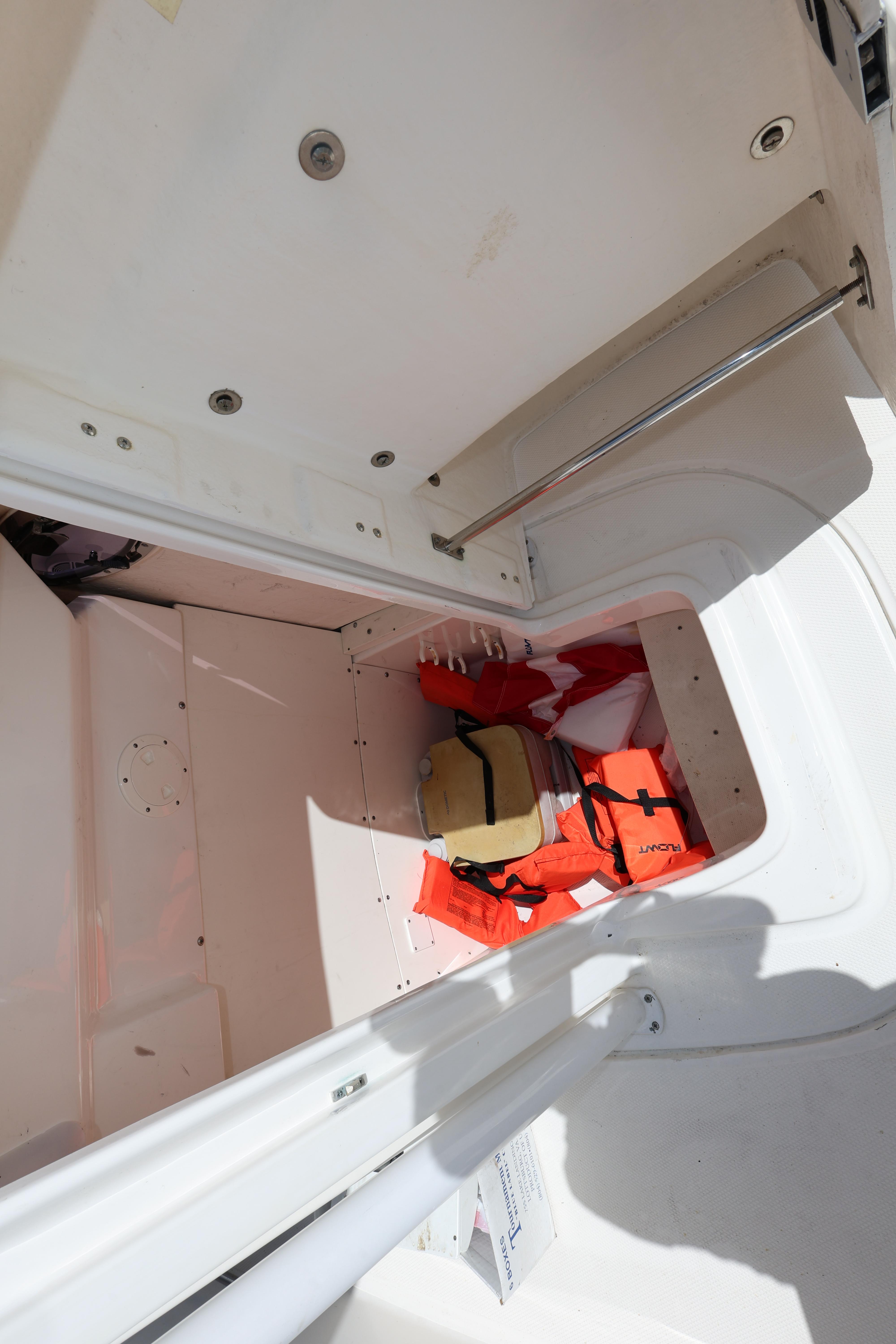 2019-robalo-r242-explorer-power-9777104-20250527092603278-1_XLARGE