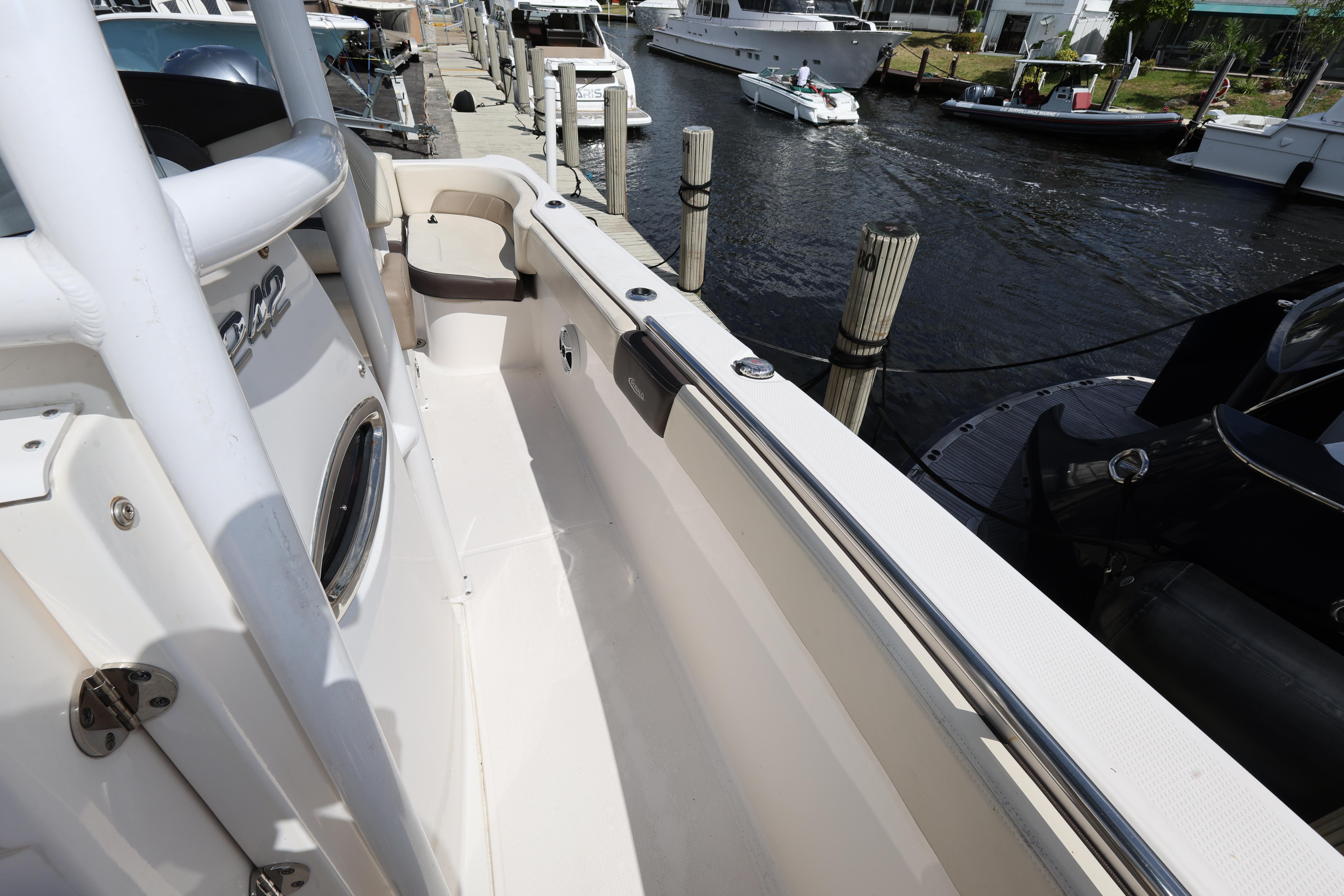 2019-robalo-r242-explorer-power-9777104-20250527092610563-1_XLARGE