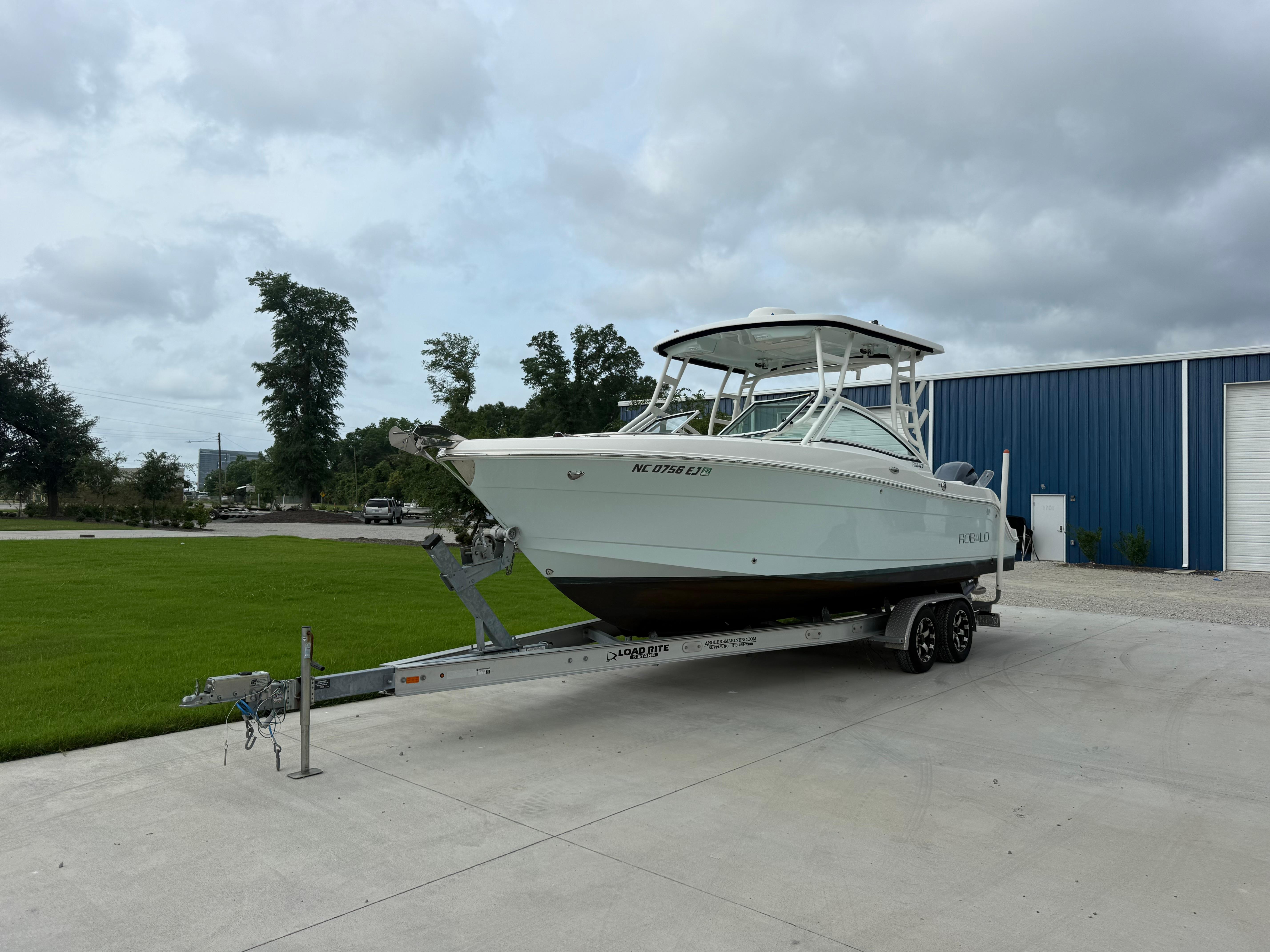 2018 Robalo R247 Dual Console