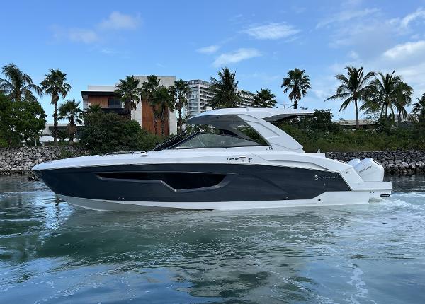 2024 Cruisers Yachts 34 GLS OB