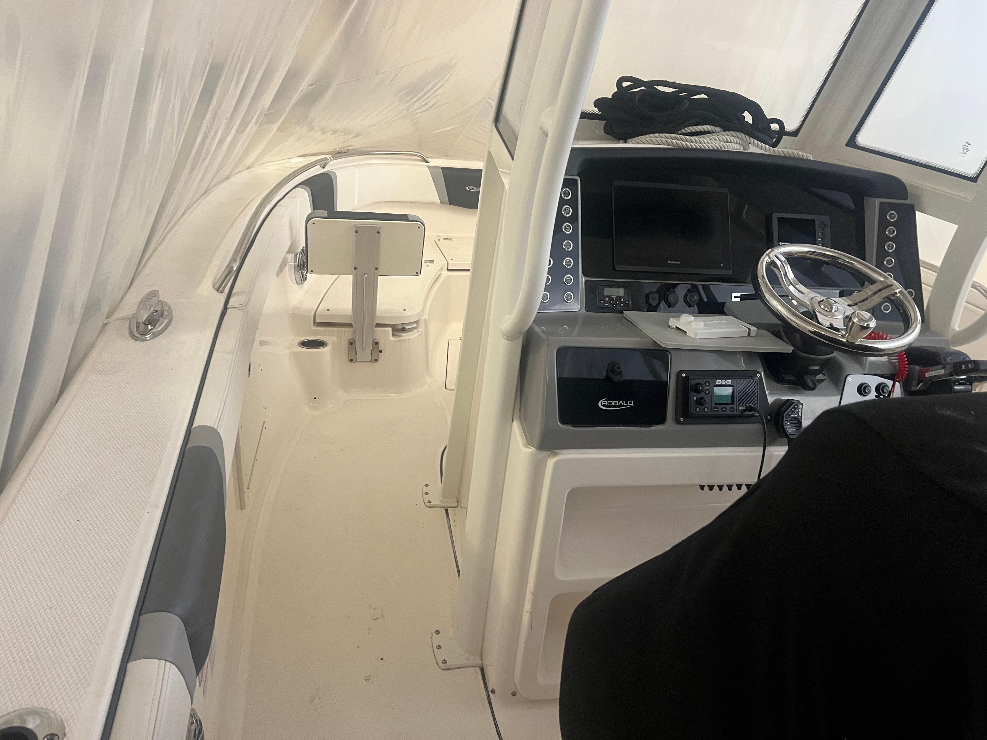 2021-robalo-r272-center-console-power-9777166-20250430101106207-1_XLARGE