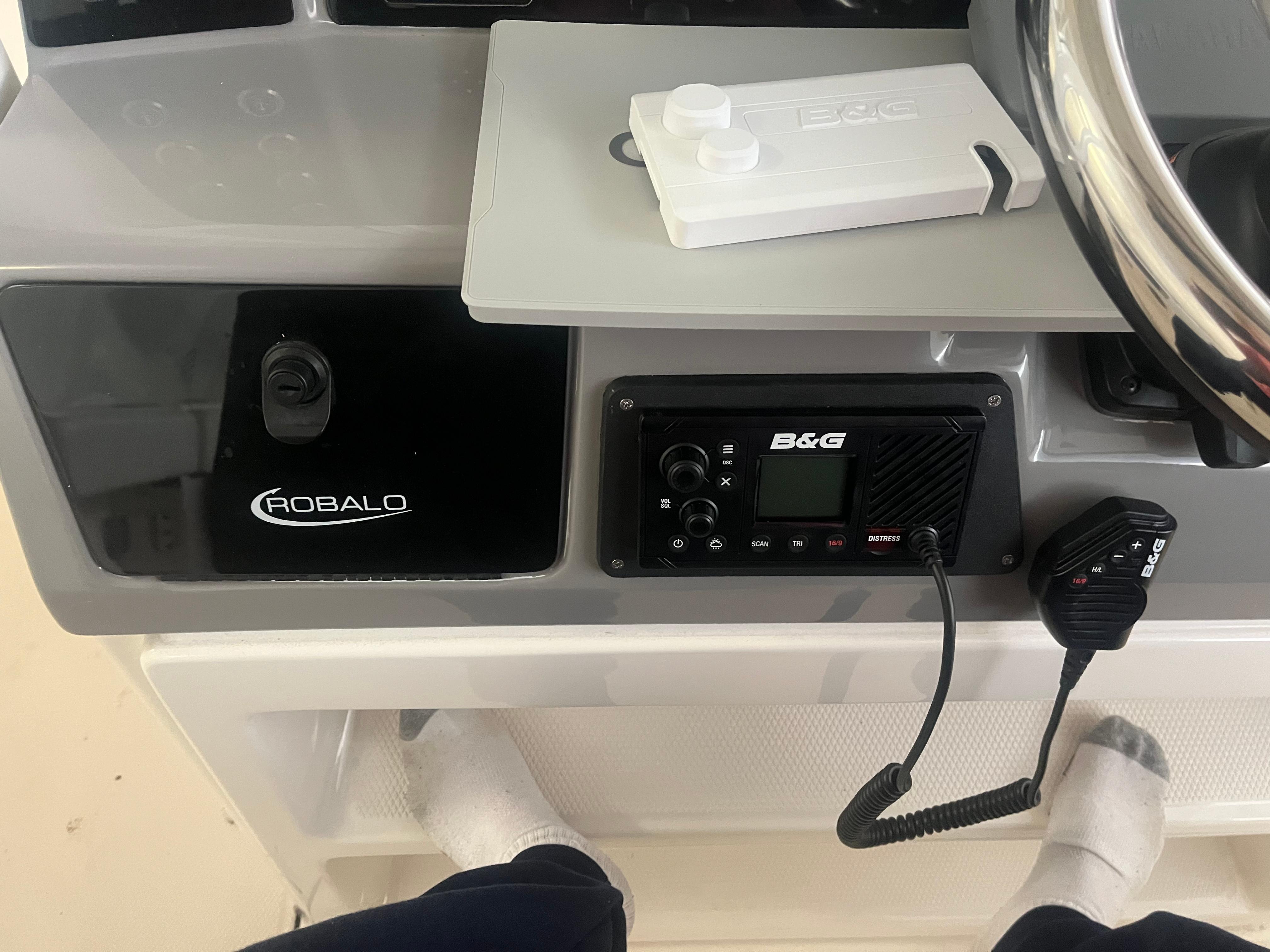 2021-robalo-r272-center-console-power-9777166-20250430101109936-1_XLARGE