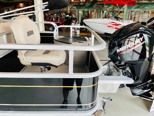 2022 Sun Tracker boat for sale, model of the boat is Bass Buggy 18 DLX & Image # 3 of 59