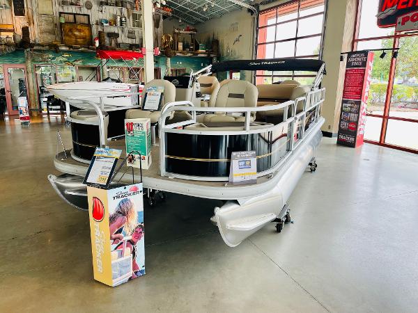 2022 Sun Tracker boat for sale, model of the boat is Bass Buggy 18 DLX & Image # 2 of 59