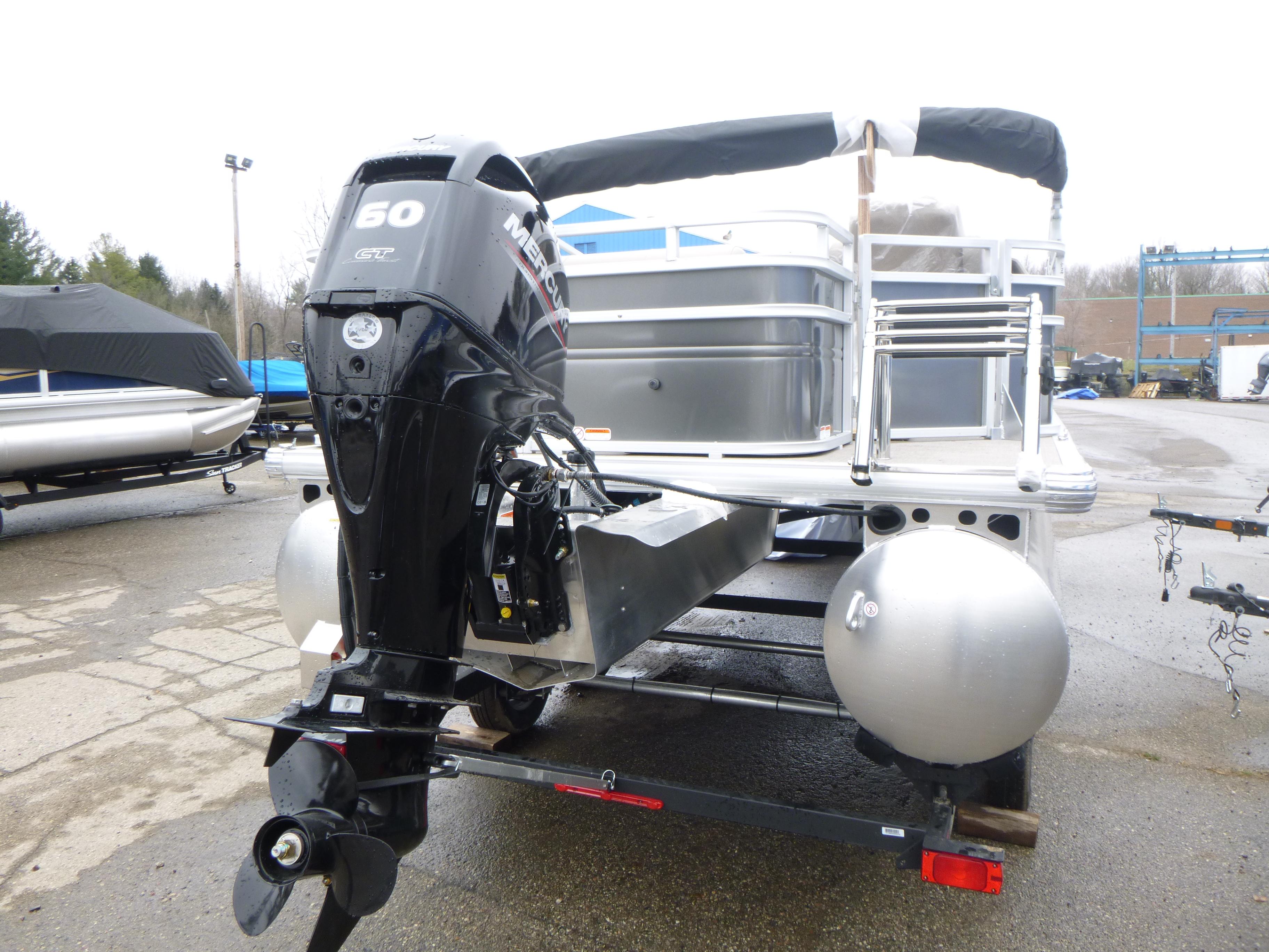 2025 Sun Tracker Fishin’ Barge 20 DLX Gallery