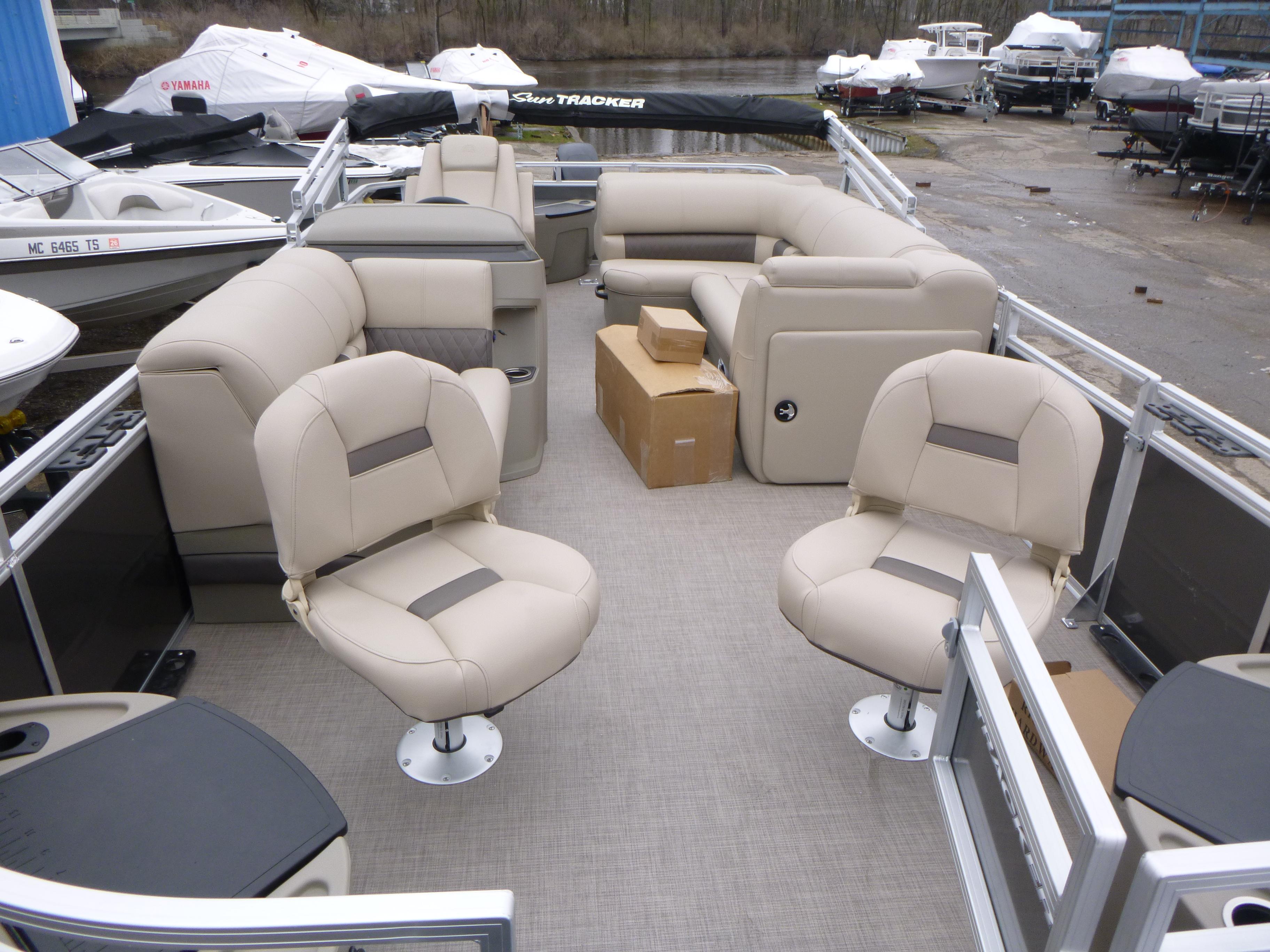 2025 Sun Tracker Fishin’ Barge 20 DLX Gallery
