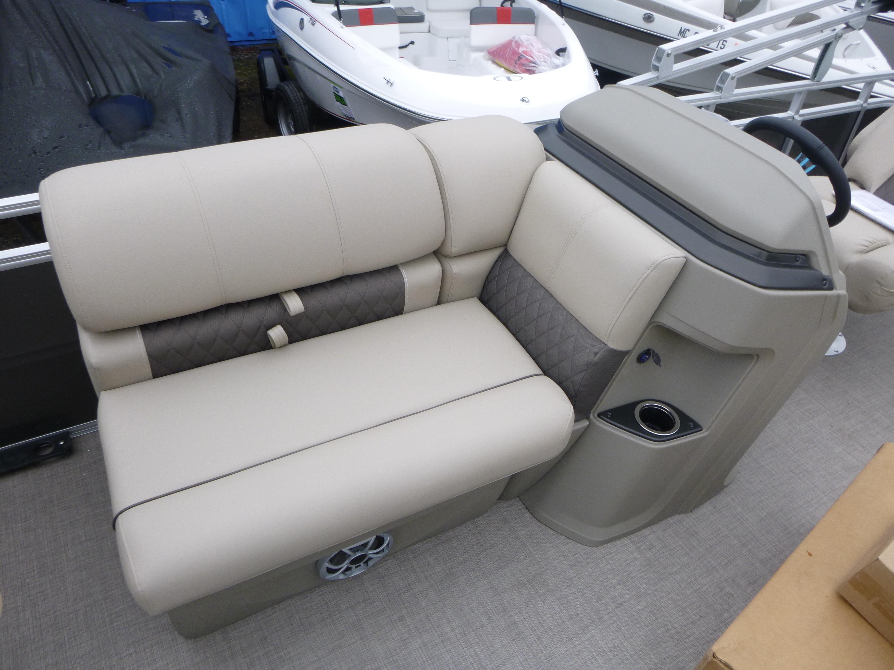 2025 Sun Tracker Fishin’ Barge 20 DLX Gallery