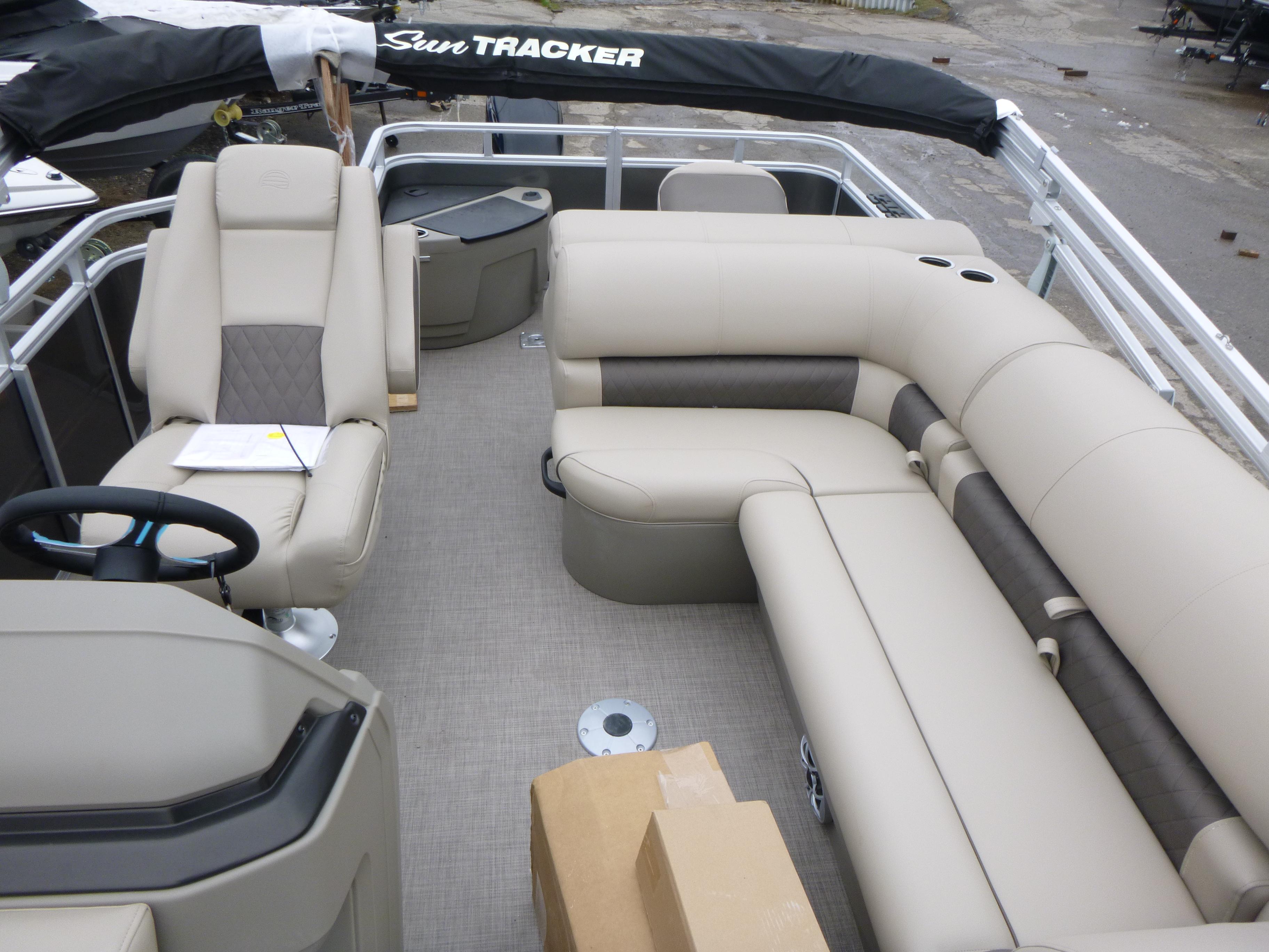 2025 Sun Tracker Fishin’ Barge 20 DLX Gallery