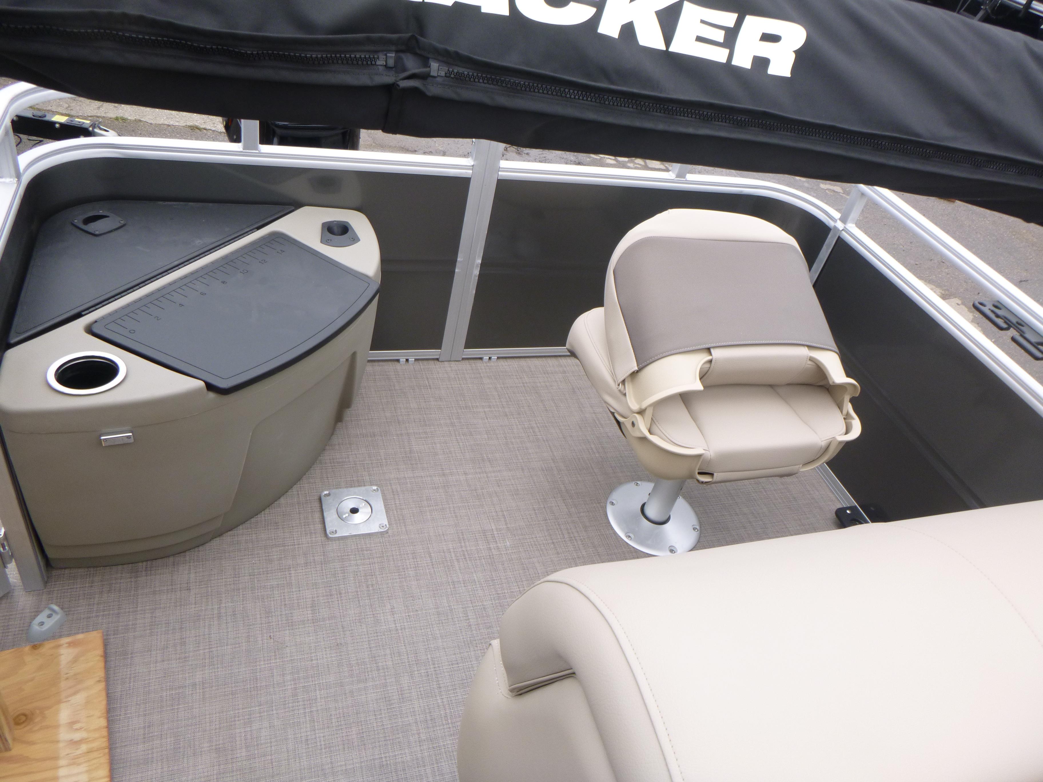 2025 Sun Tracker Fishin’ Barge 20 DLX Gallery