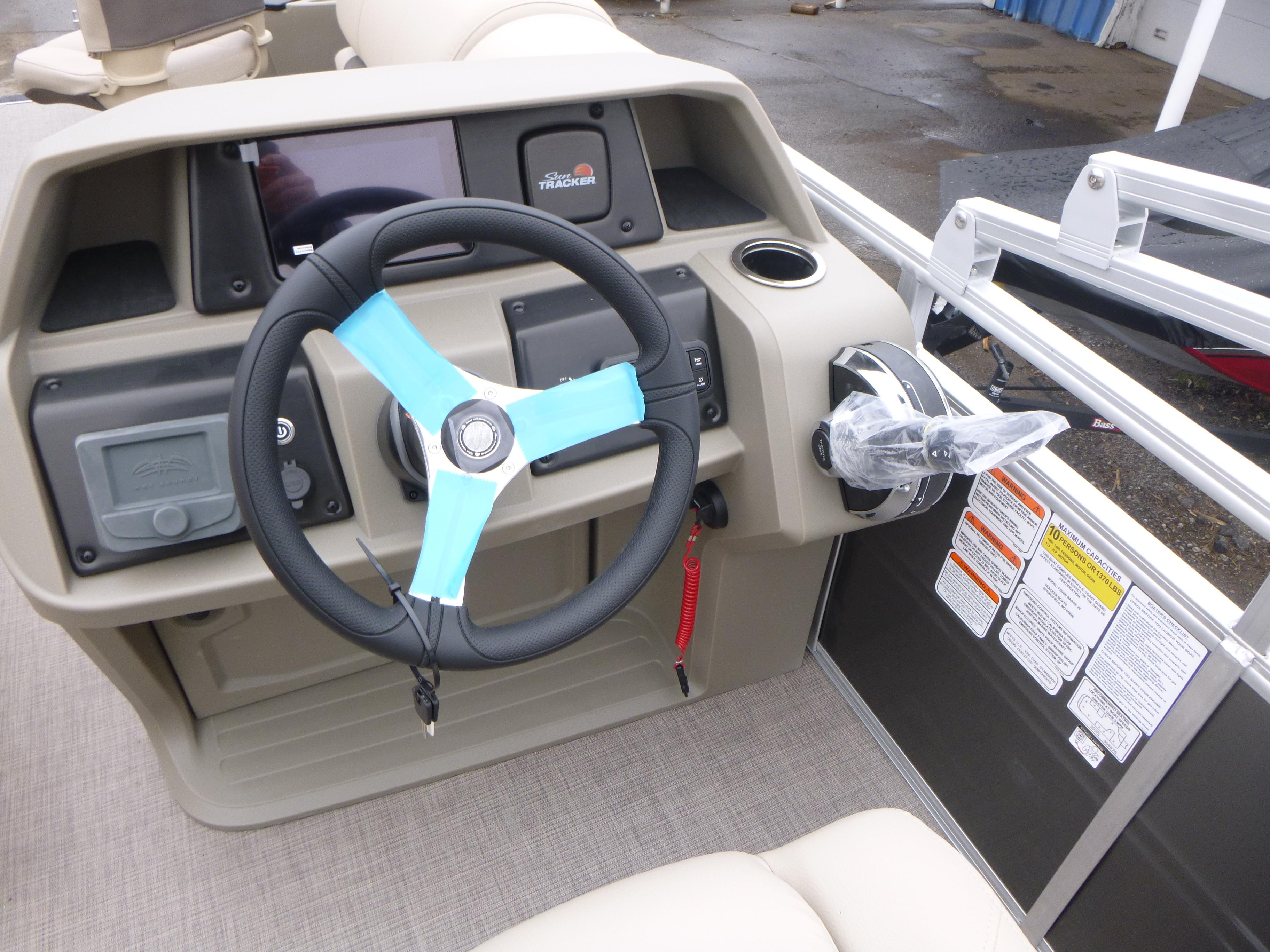 2025 Sun Tracker Fishin’ Barge 20 DLX Gallery