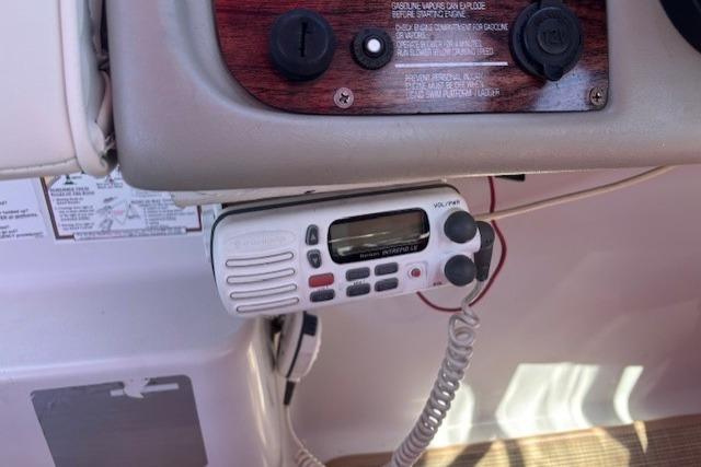 Control panel of a 2000 Four Winns 238 Vista boat with a mounted radio.