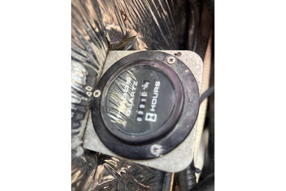 Hour meter on 2000 Four Winns 238 Vista boat, displaying engine hours.