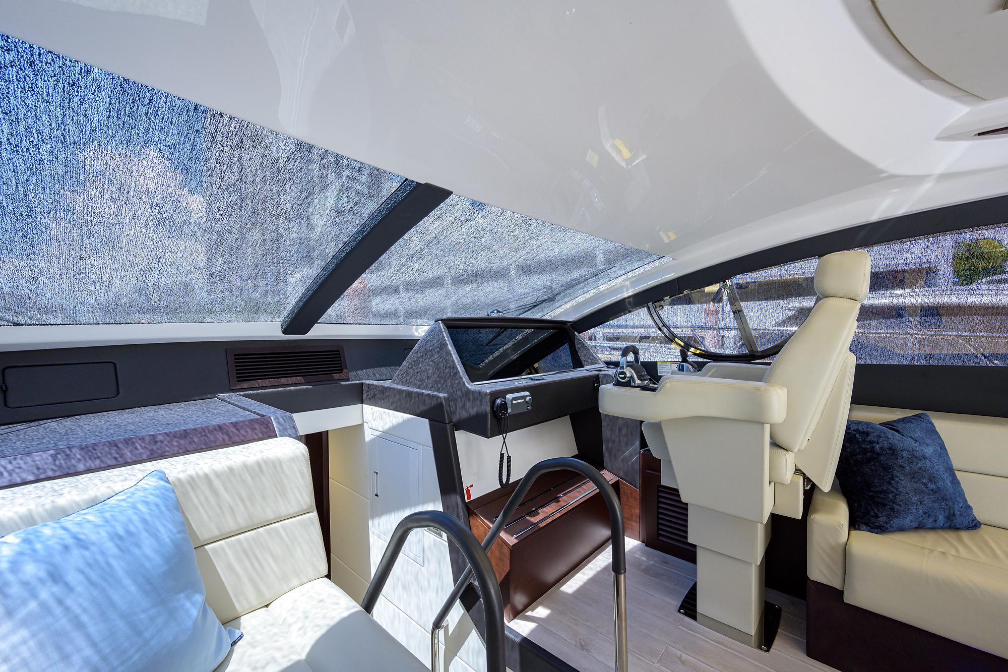 Schaefer 58 Escape - Interior Helm