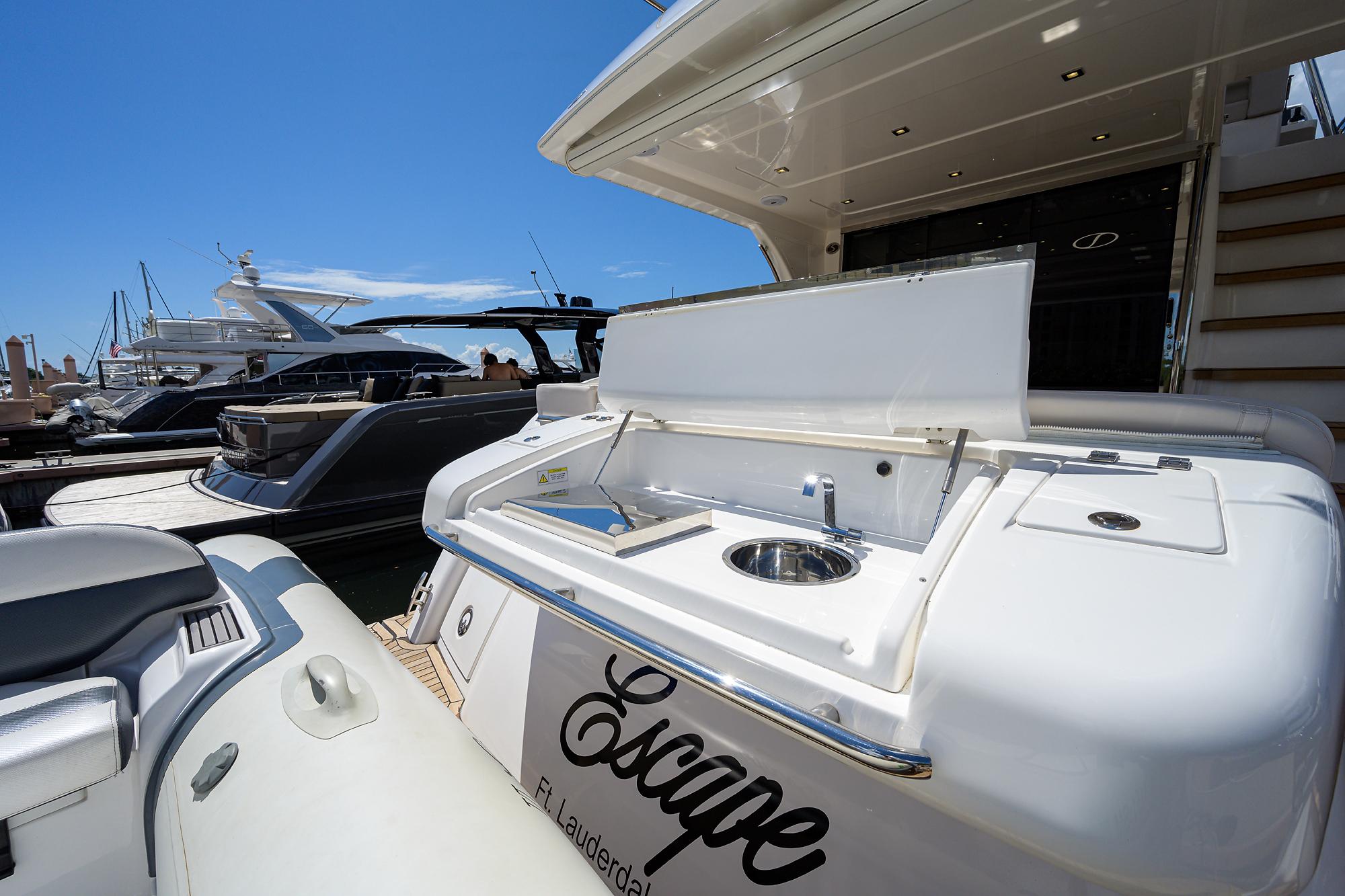 Schaefer 58 Escape - Exterior Transom