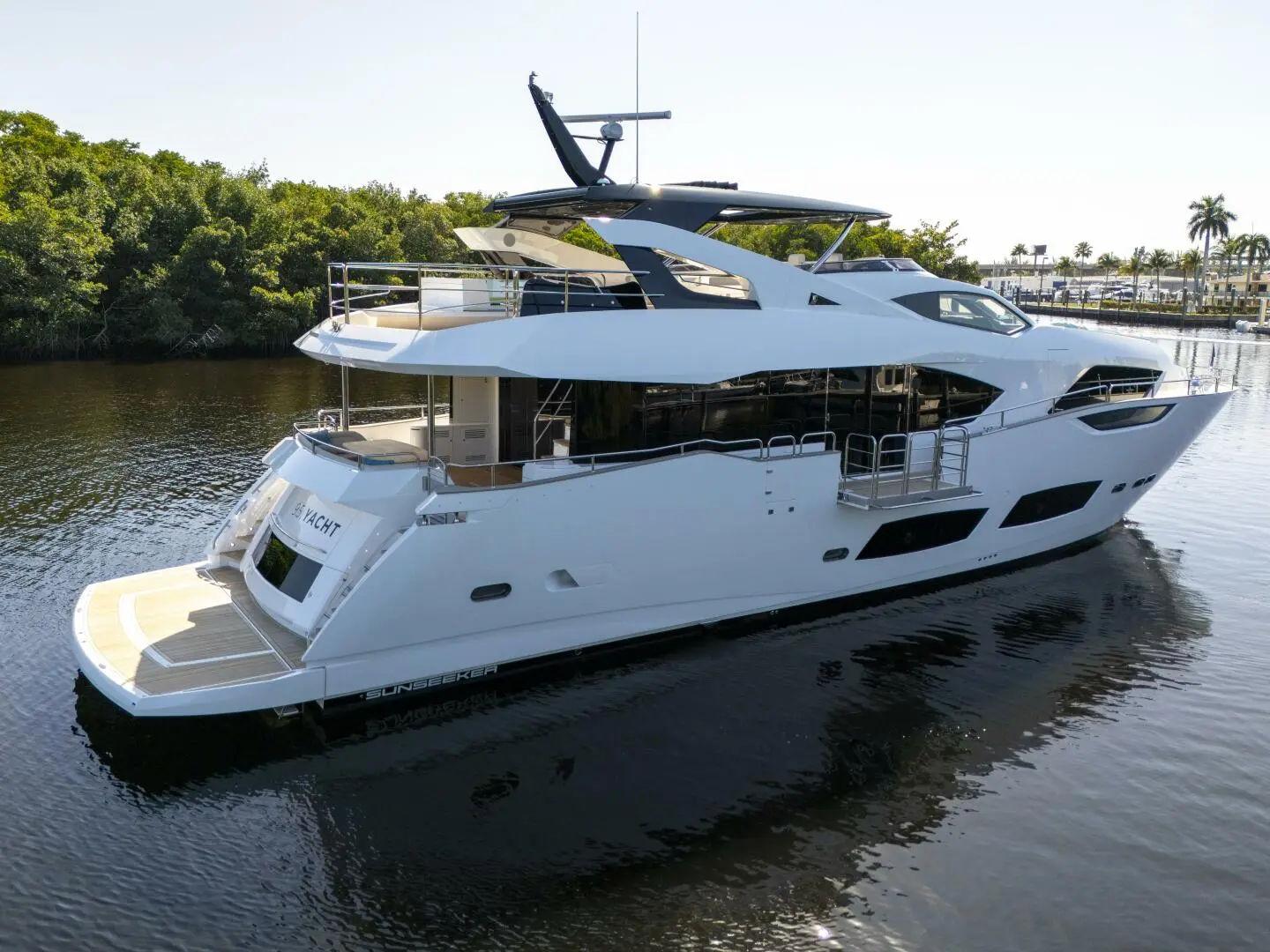 2025-Sunseeker-95-Yacht