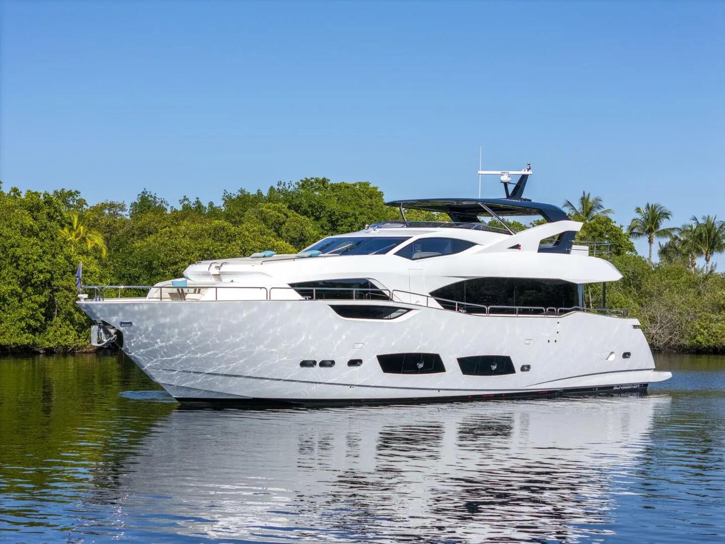 2025-Sunseeker-95-Yacht