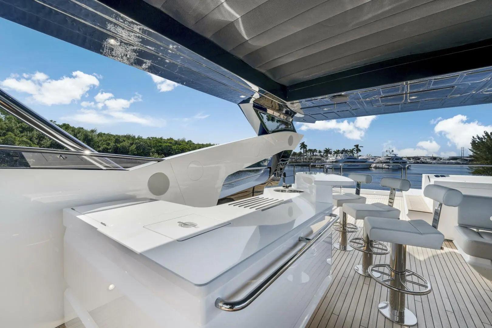 2025-Sunseeker-95-Yacht