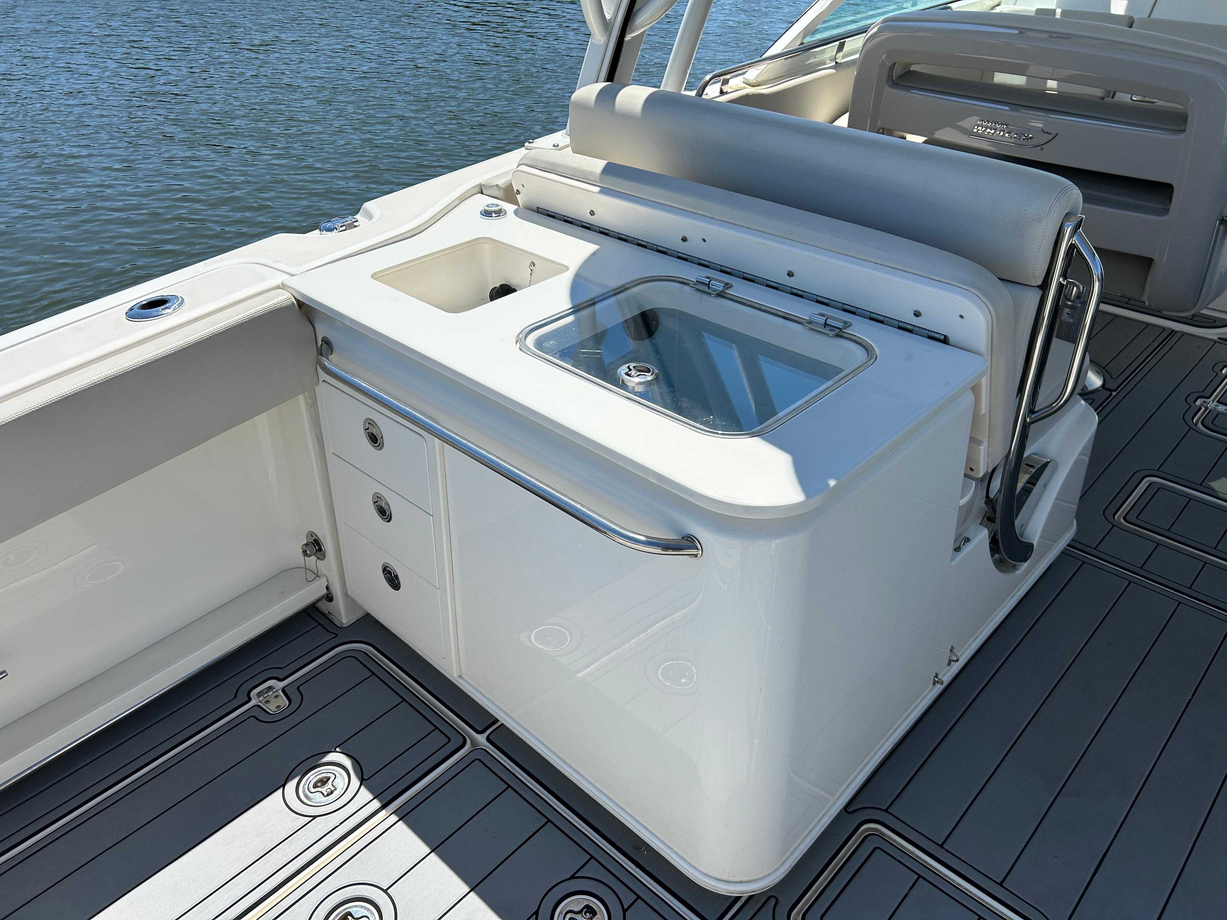 2021-boston-whaler-320-vantage-power-9777246-20250519155809556-1_XLARGE