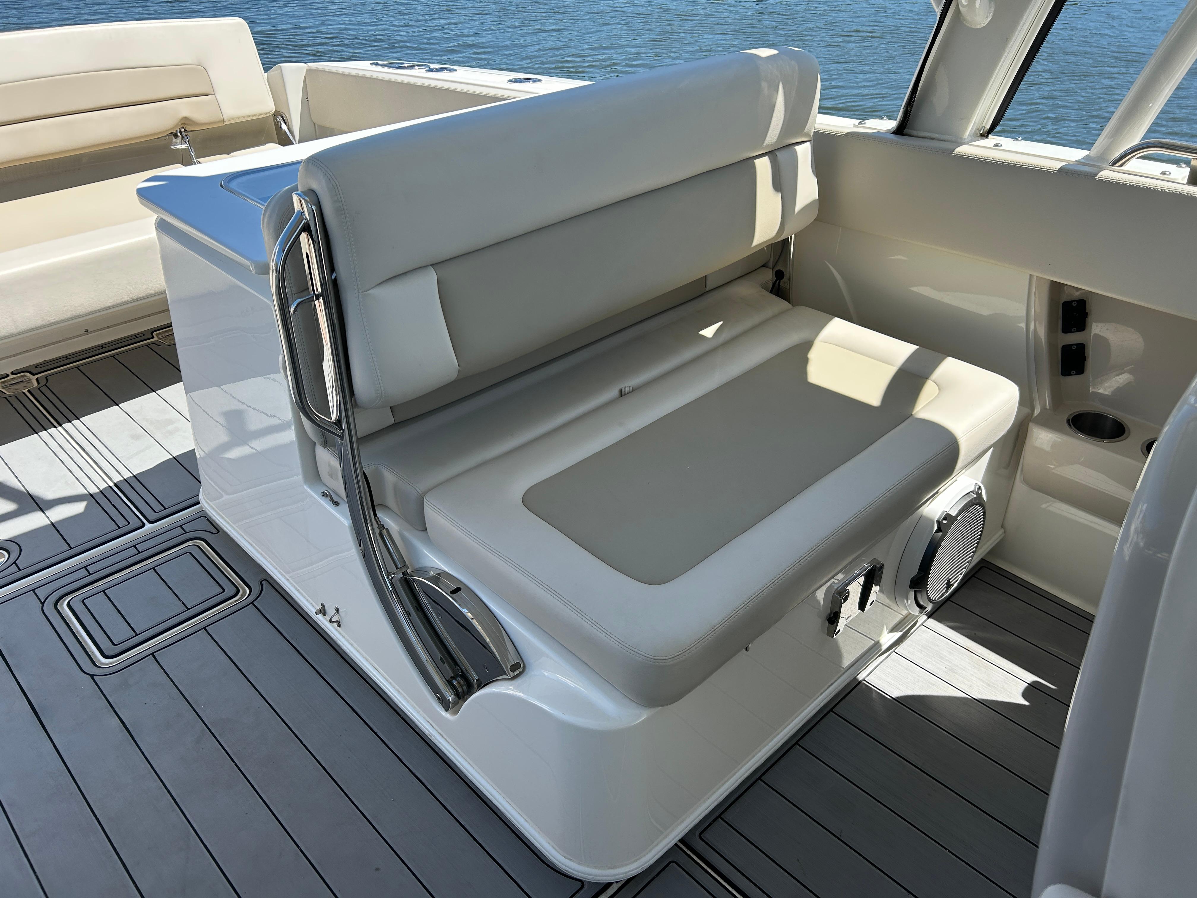 2021-boston-whaler-320-vantage-power-9777246-20250519155902675-1_XLARGE