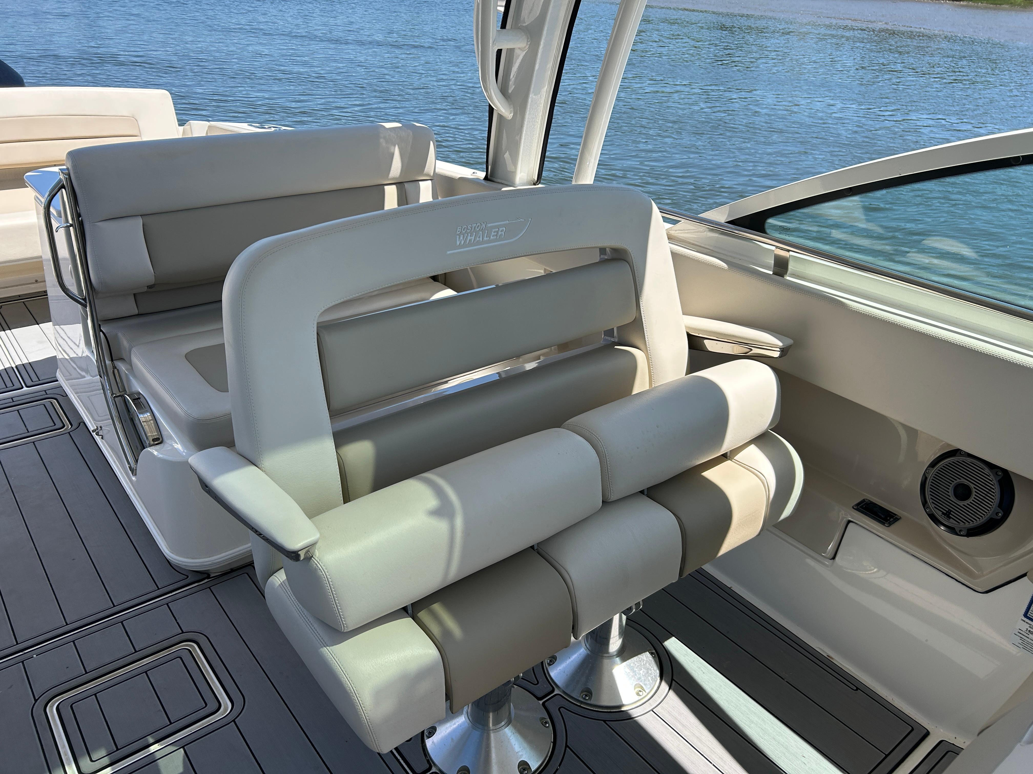 2021-boston-whaler-320-vantage-power-9777246-20250519155905746-1_XLARGE