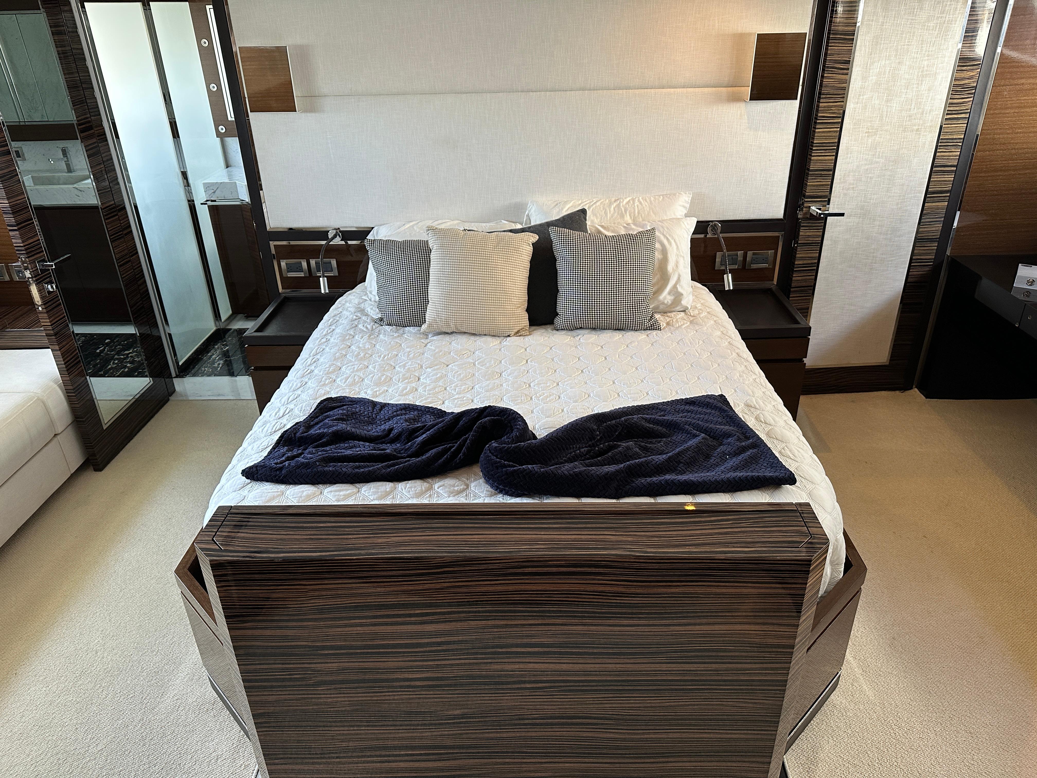 Cheoy Lee-Alpha 87 Express Sportbridge 2014-BBELLA FL-US-Luxurious bedroom interior of 2014 Cheoy Lee Alpha 87 Express Sportbridge yacht.-9807207 | Thumbnail