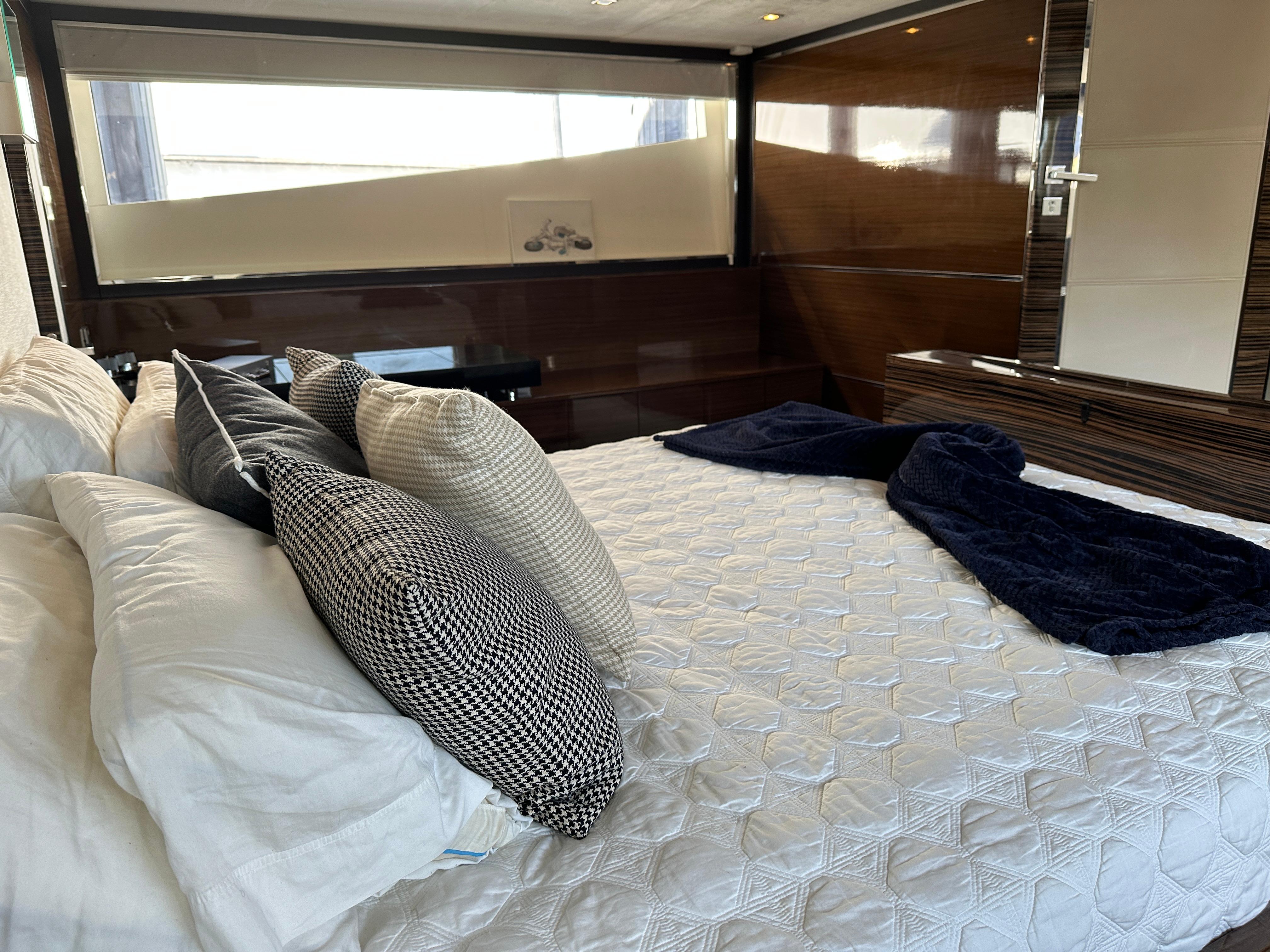 Cheoy Lee-Alpha 87 Express Sportbridge 2014-BBELLA FL-US-Luxurious bedroom interior of 2014 Cheoy Lee Alpha 87 Express Sportbridge yacht.-9807207 | Thumbnail
