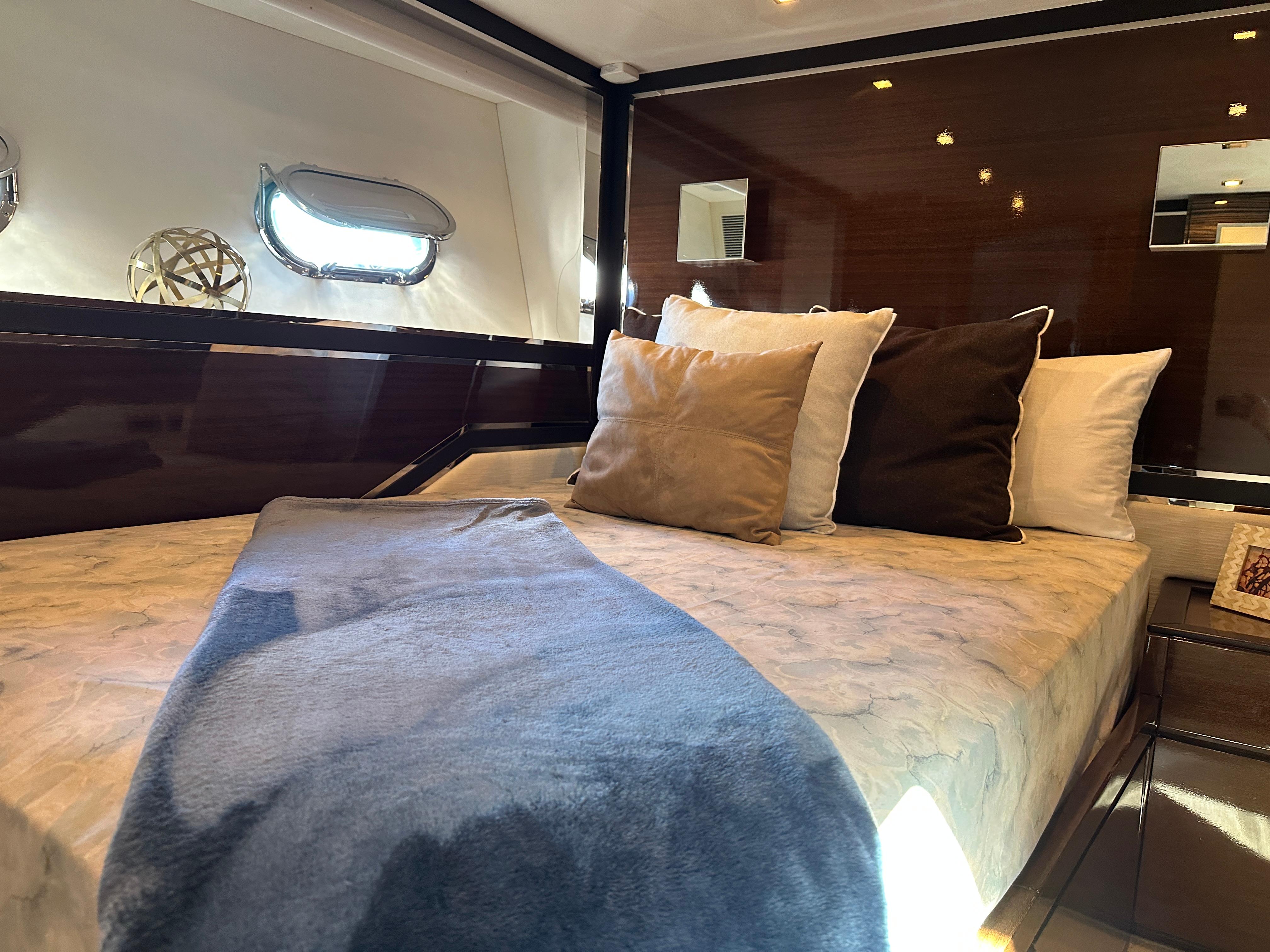 Cheoy Lee-Alpha 87 Express Sportbridge 2014-BBELLA FL-US-Luxurious bedroom interior of 2014 Cheoy Lee Alpha 87 Express Sportbridge yacht.-9807207 | Thumbnail
