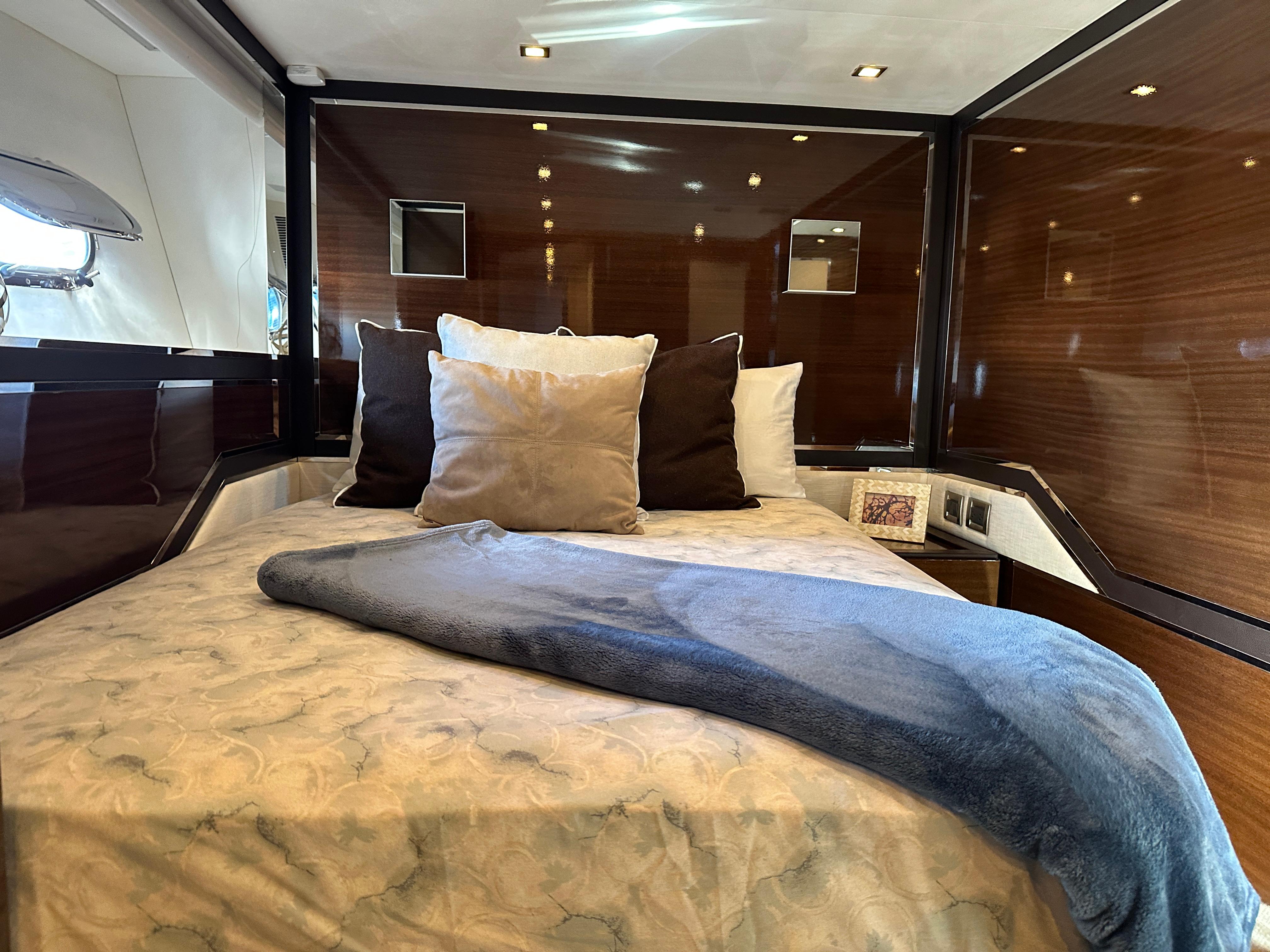 Cheoy Lee-Alpha 87 Express Sportbridge 2014-BBELLA FL-US-Luxurious bedroom interior of 2014 Cheoy Lee Alpha 87 Express Sportbridge yacht.-9807207 | Thumbnail