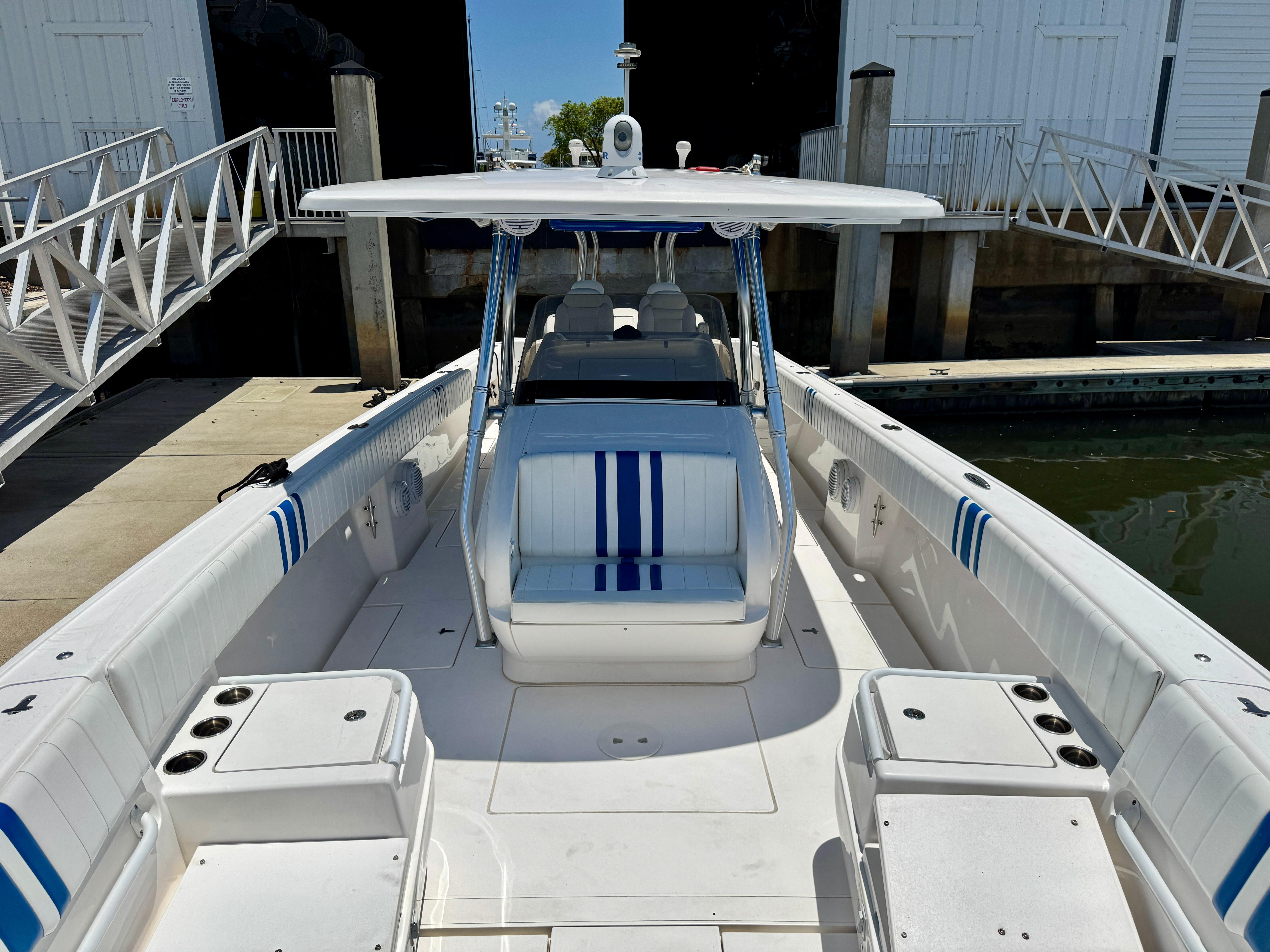 2017-intrepid-400-center-console-power-9787272-20250508104607701-1_XLARGE